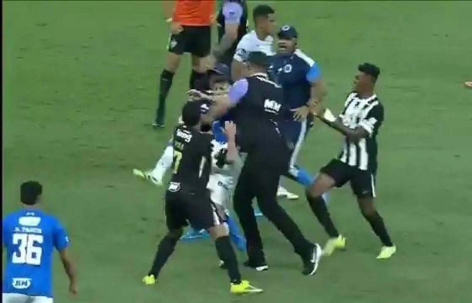 هالك مهاجم «أتليتيكو» قال لوسائل إعلام محلية معتذراً عن الواقعة إنه أمر مؤسف (منصة إكس)