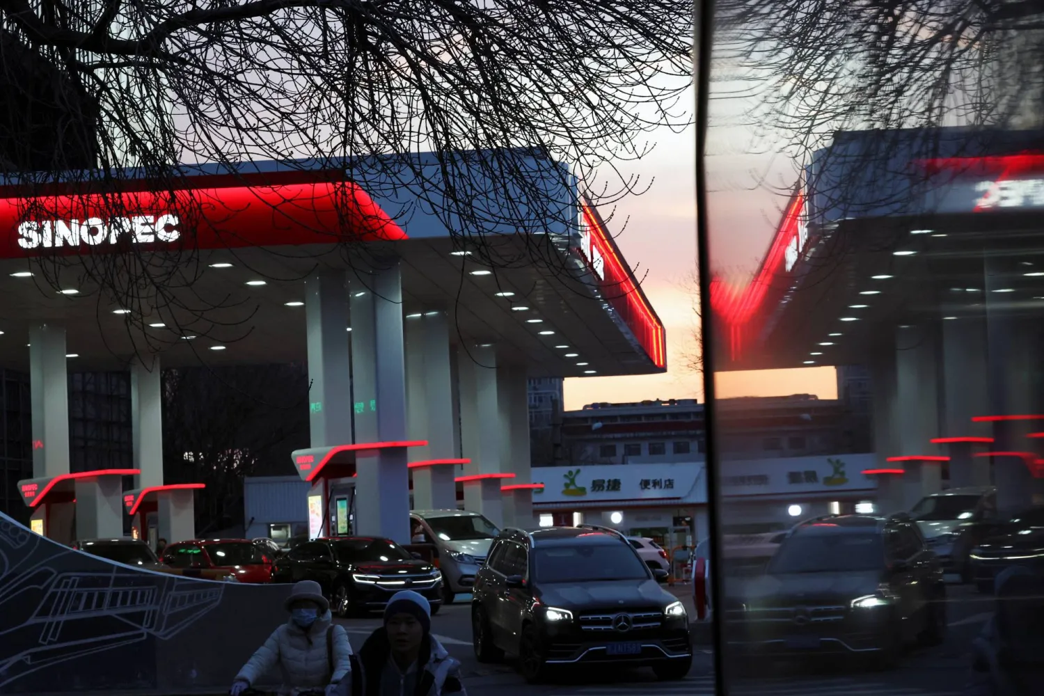 سيارات في محطة للوقود بالعاصمة الصينية بكين (رويترز)