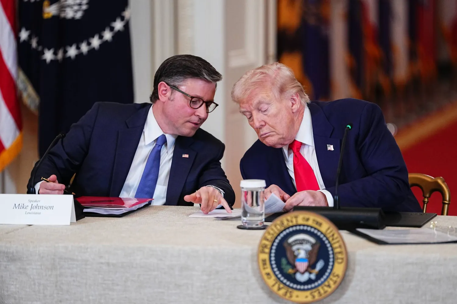 الرئيس الأميركي دونالد ترمب مع رئيس مجلس النواب مايك جونسون في البيت الأبيض 6 مارس 2026 (إ.ب.أ)