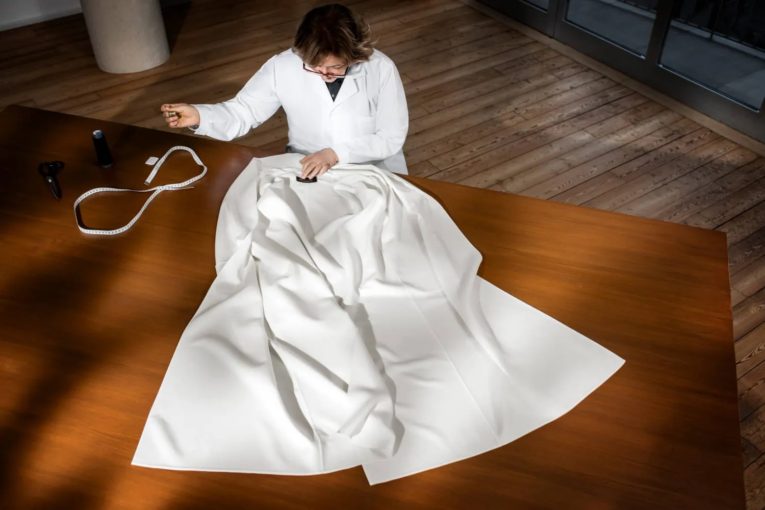 تكاد تكون رقة الخيط شفافة ما يجعل حياكته تحدياً للحرفيين لضمان سلامة الخيوط ومنع تكسّرها (لورو بيانا)