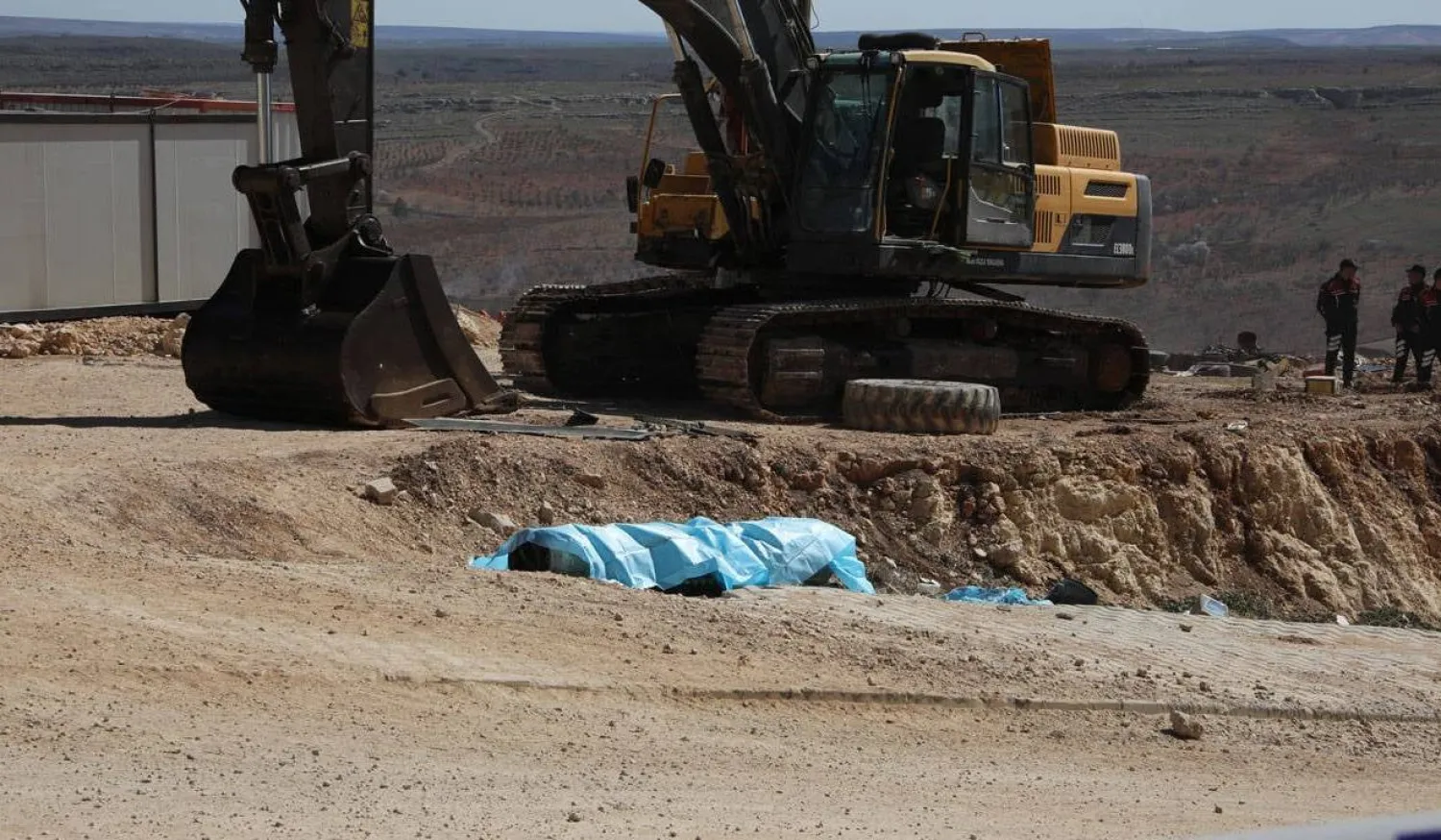 عناصر من الدرك التركي يعاينون موقع سقوط شظايا الصاروخ الإيراني في ضواحي غازي عنتاب يوم الاثنين (إعلام تركي)