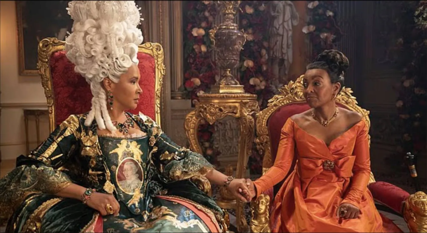 الملكة شارلوت وأدجوا أندو في دور الليدي دانبري (نتفليكس)