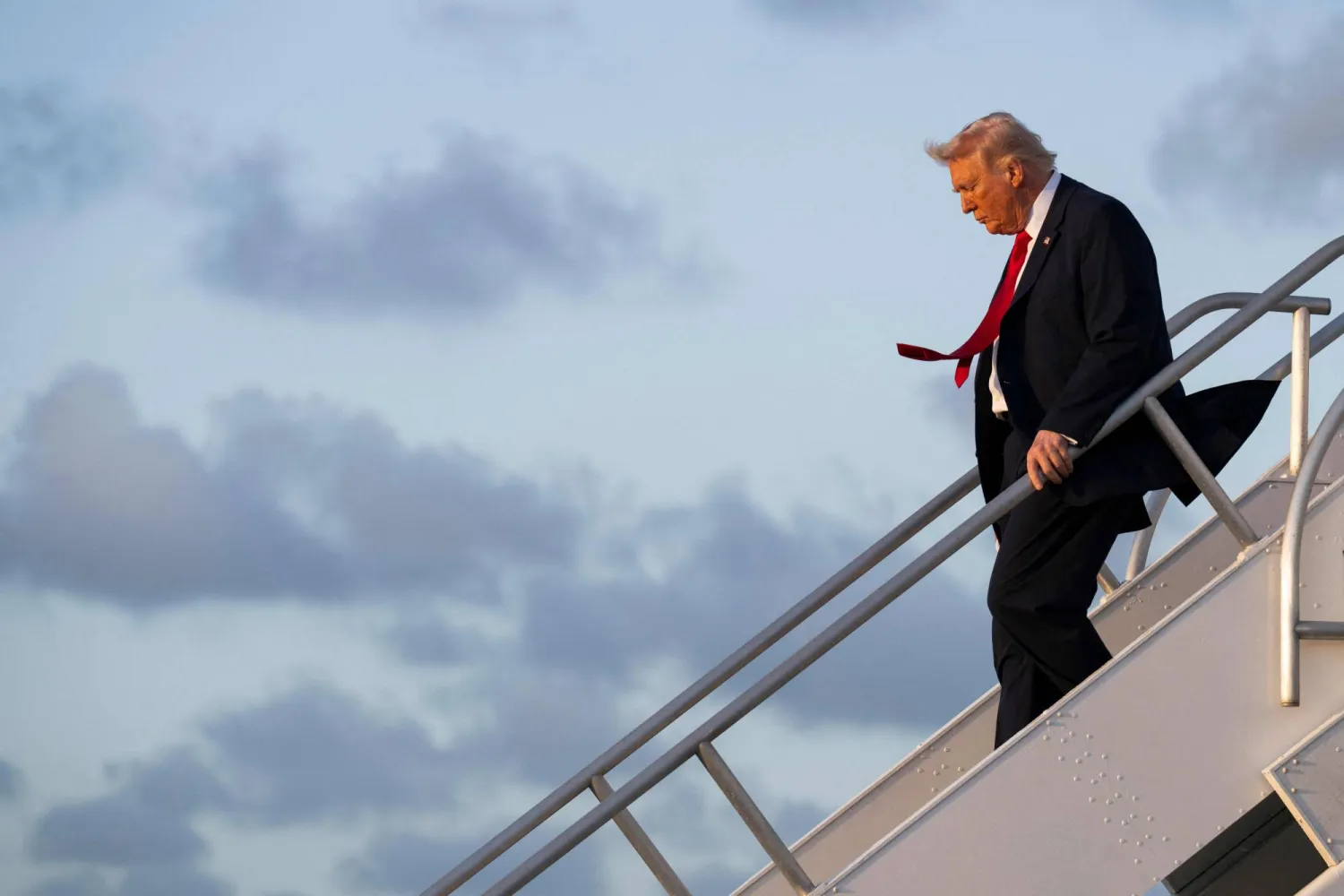 ترمب لدى وصوله إلى مطار ميامي الدولي في 7 مارس (أ.ف.ب)