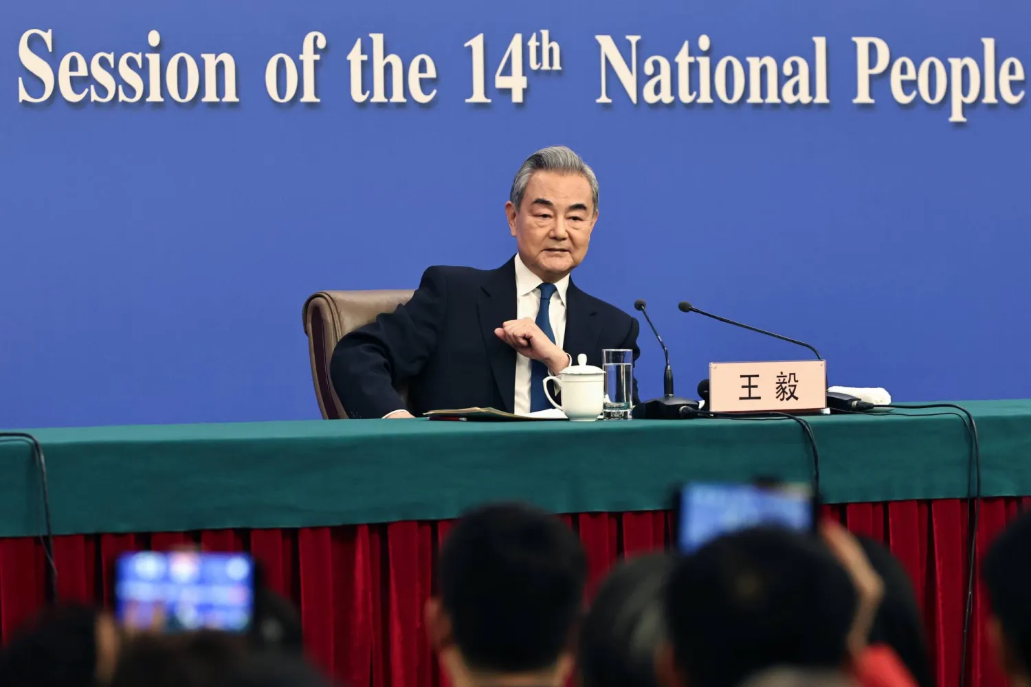 وزير الخارجية الصيني وانغ يي خلال مؤتمر صحافي في بكين الأحد (إ.ب.أ)