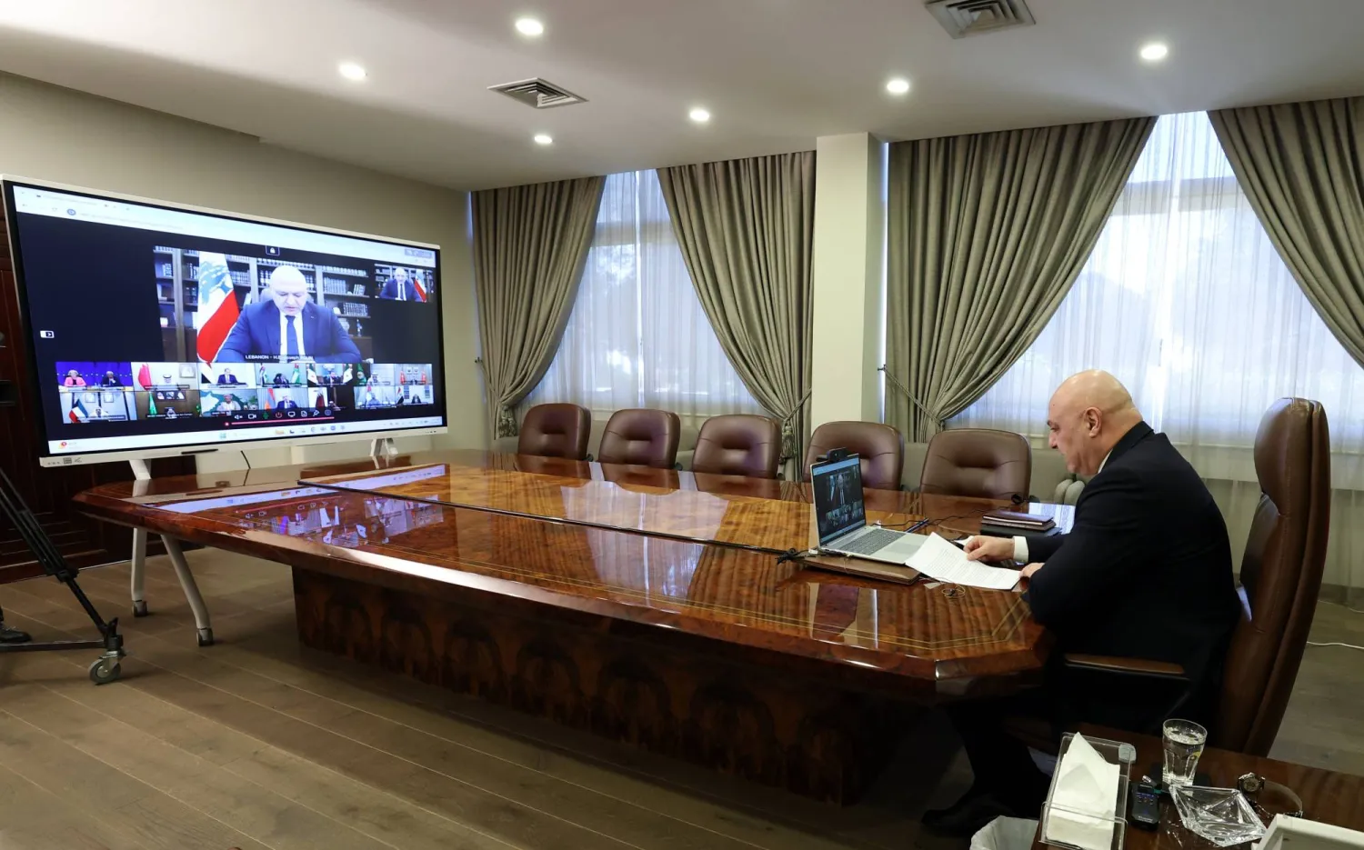 الرئيس اللبناني جوزيف عون مشاركاً بدعوة من رئيس المجلس الأوروبي أنطونيو كوستا ورئيسة المفوضية الأوروبية أورسولا فون دير لاين في لقاء افتراضي عبر تقنية «زووم» شارحاً الواقع اللبناني في ضوء الاعتداءات الإسرائيلية (الرئاسة اللبنانية)
