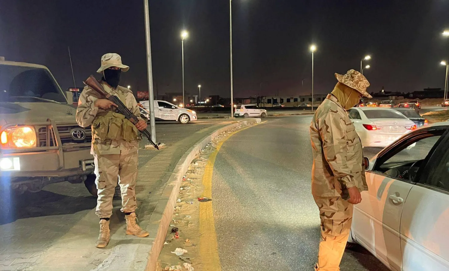 عنصران من «اللواء 51 مشاة» في دورية بشوارع طرابلس (المكتب الإعلامي للواء)