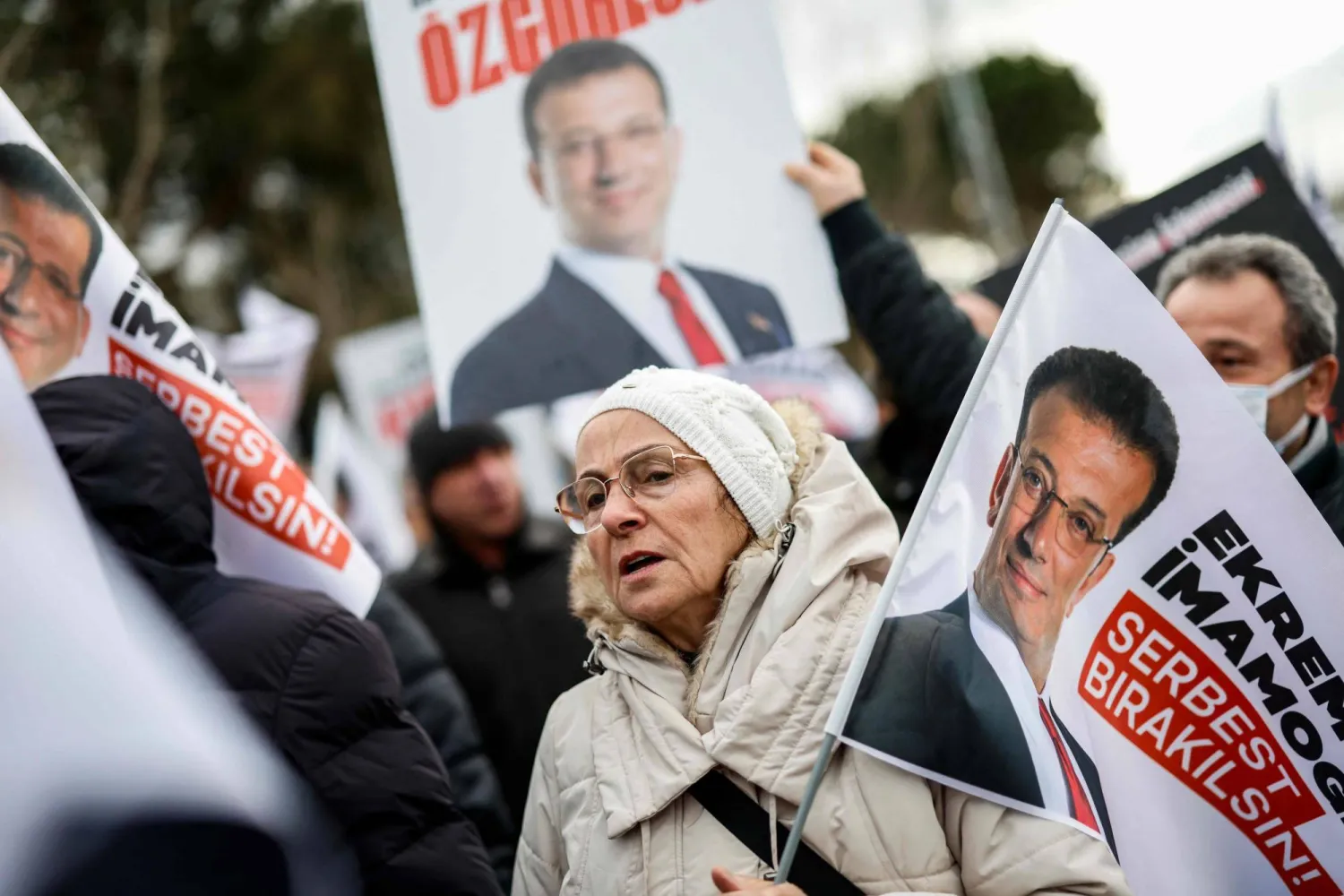 تجمع مئات الأتراك بمحيط سجن سيليفري خلال انعقاد الجلسة الأولى لمحاكمة أكرم إمام أوغلو في قضية الفساد بالبلدية مطالبين بإطلاق سراحه (أ.ف.ب)