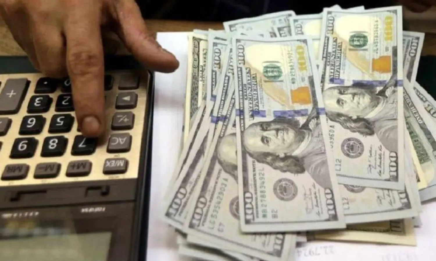 الجنيه المصري واصل هبوطه أمام الدولار تحت تأثير الحرب الإيرانية (رويترز)