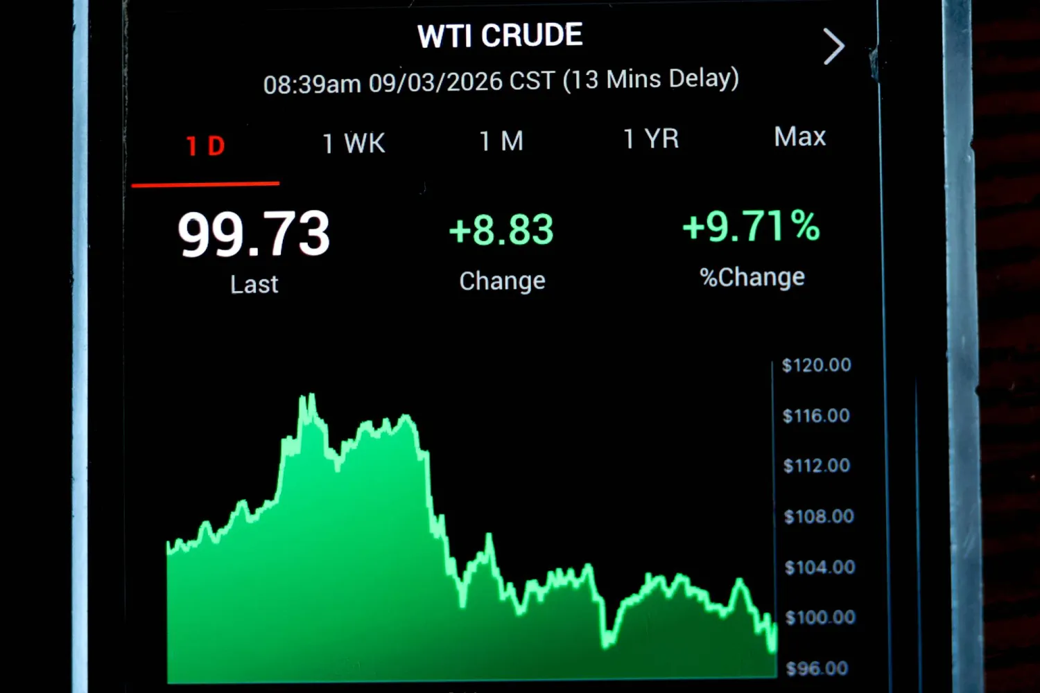 تطبيق يعرض أسعار النفط الخام الحالية على شاشة هاتف جوال في برلين (إ.ب.أ)