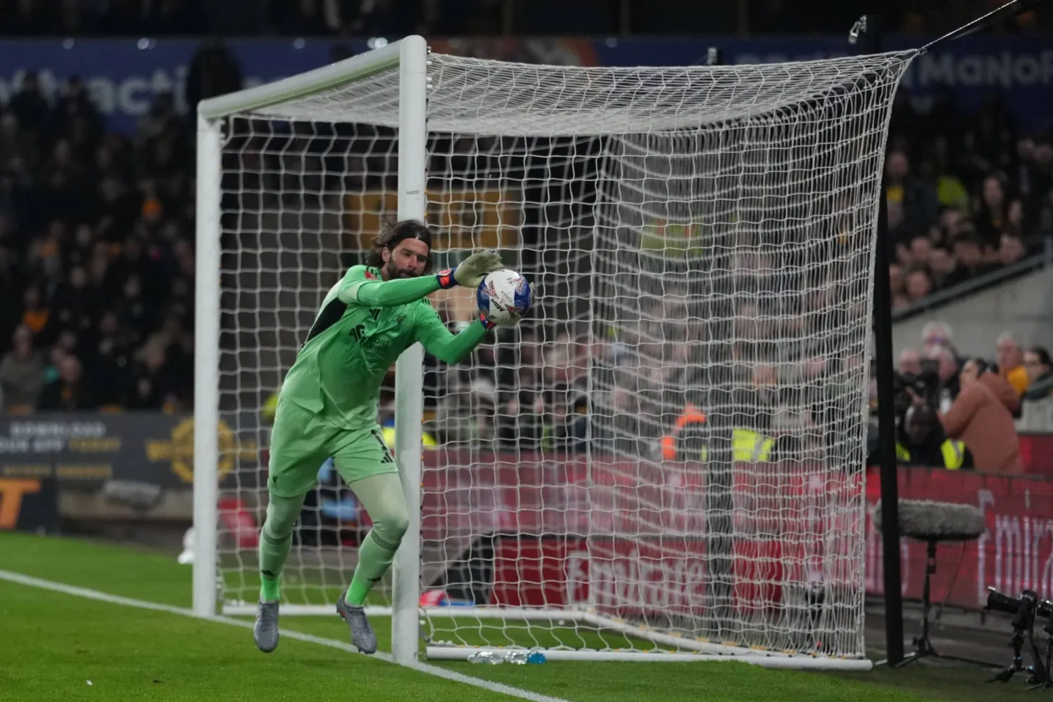 أليسون بيكر حارس مرمى ليفربول (أ.ب)