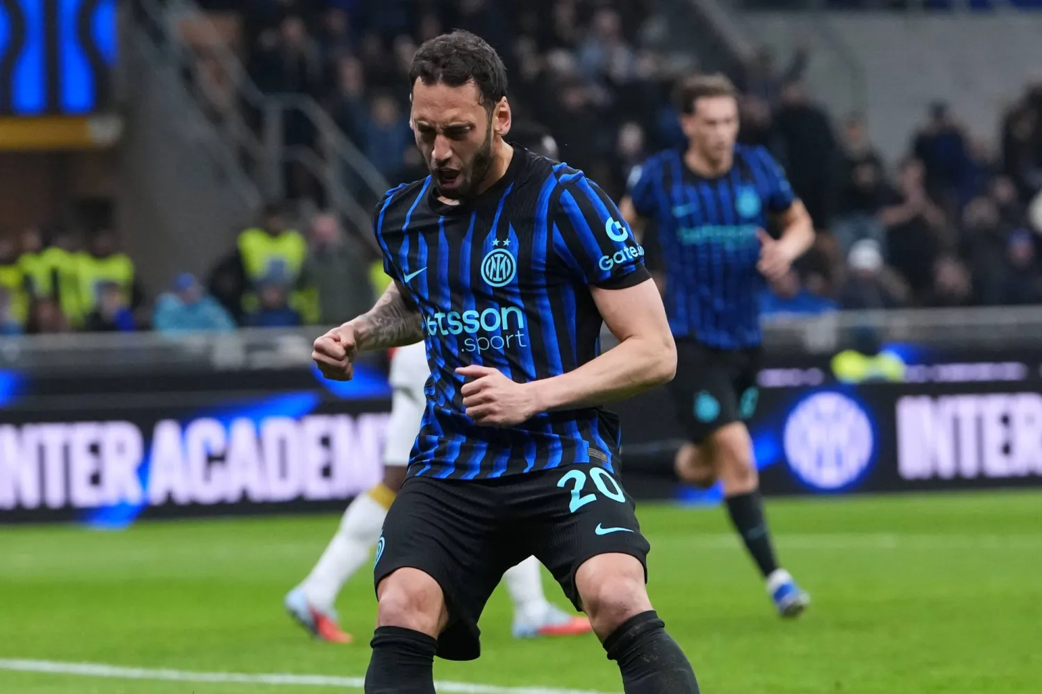 النجم التركي هاكان تشالهانوغلو (أ.ب)