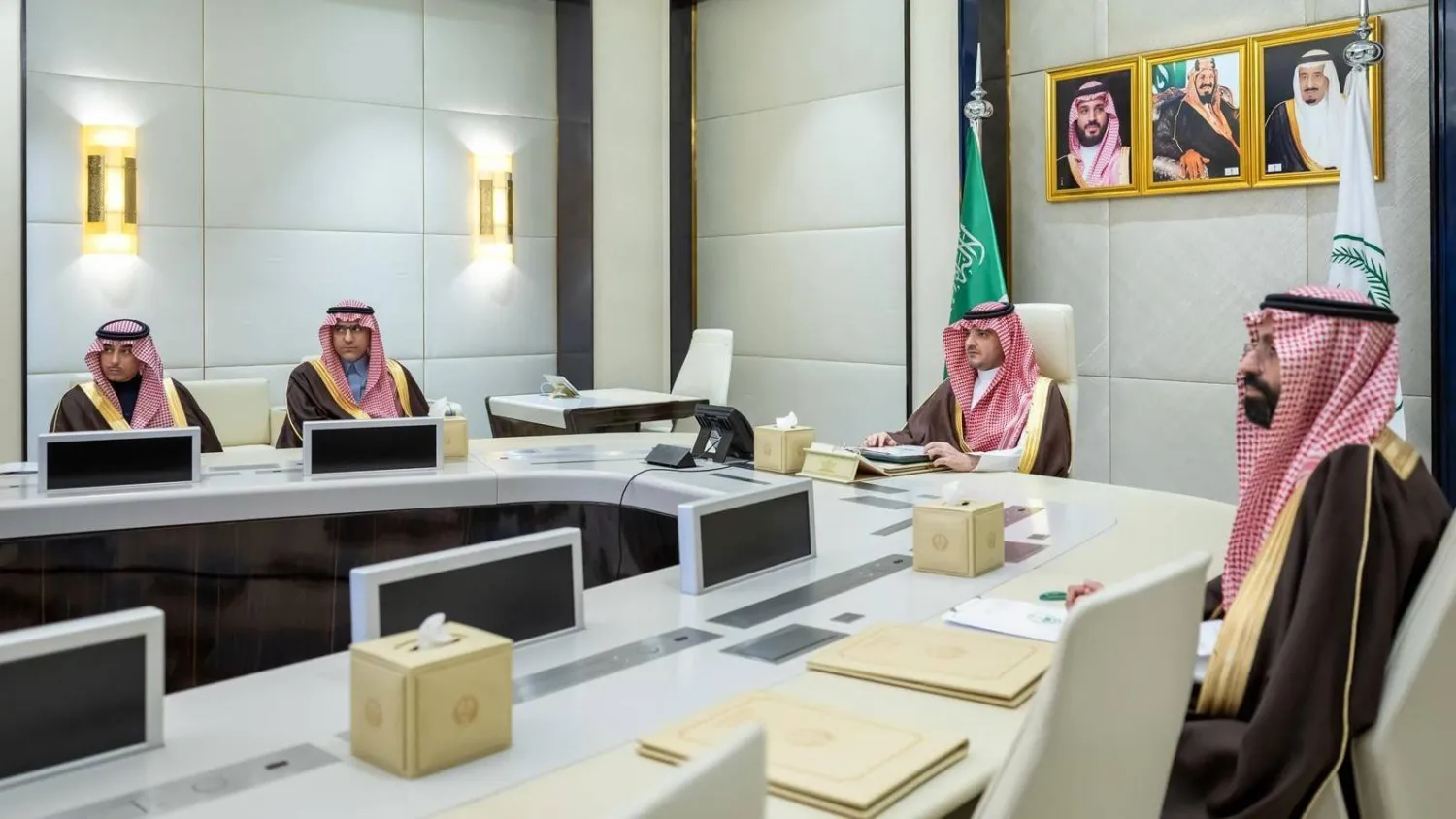 الأمير عبد العزيز بن سعود وزير الداخلية السعودي خلال الاجتماع مع نظيرته البريطانية شابانا محمود عبر «الاتصال المرئي» (واس)