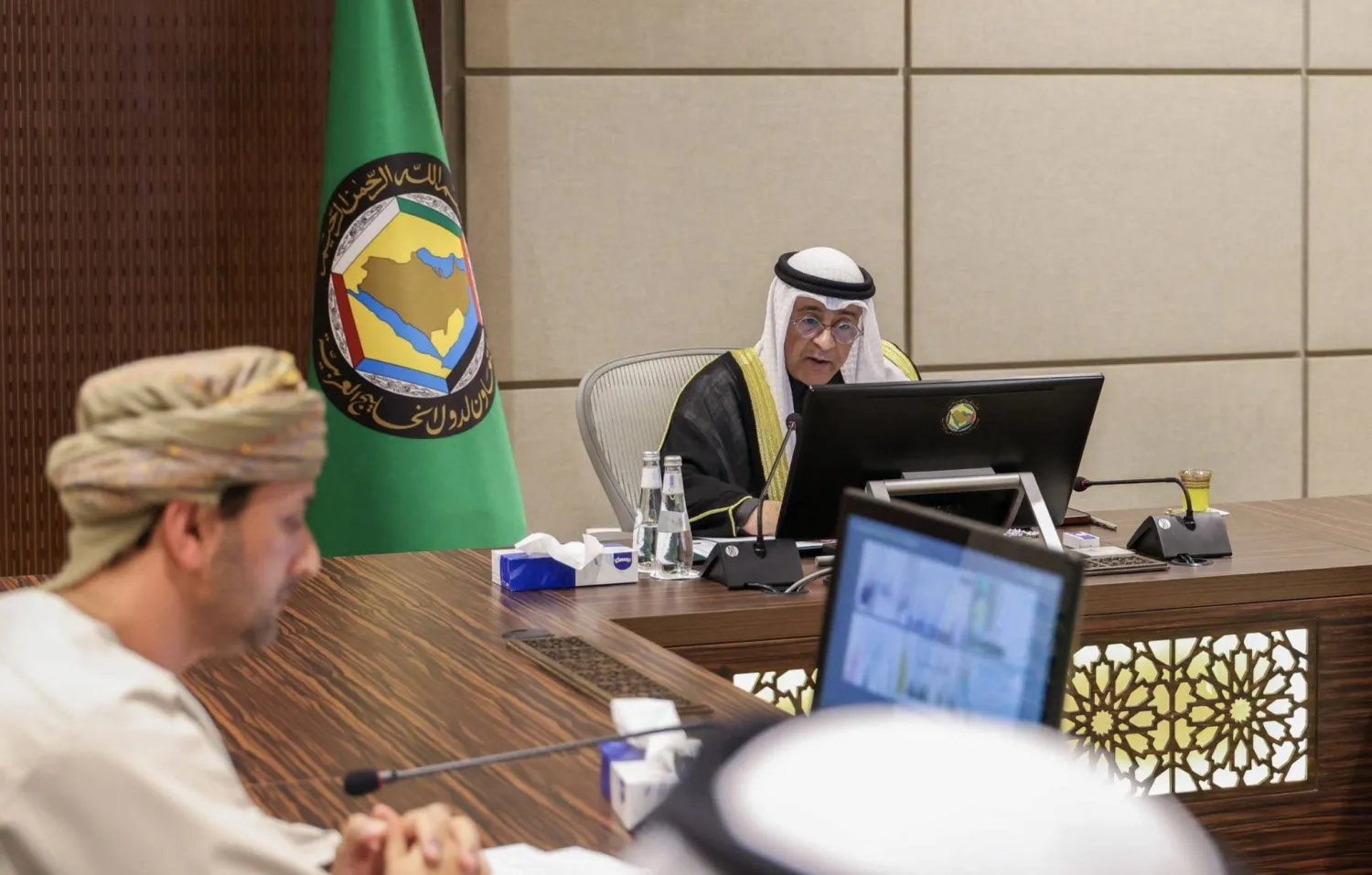 جاسم البديوي يلقي كلمته خلال الاجتماع الاستثنائي لوزراء الإعلام الخليجيين يوم الاثنين (مجلس التعاون)