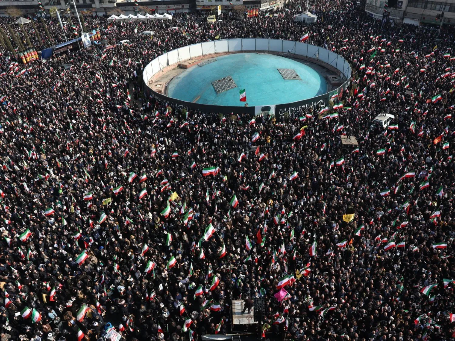 إيرانيون خلال تجمعهم لإظهار دعمهم للمرشد الجديد مجتبى خامنئي في ميدان «انقلاب» وسط طهران الاثنين (أ.ب)