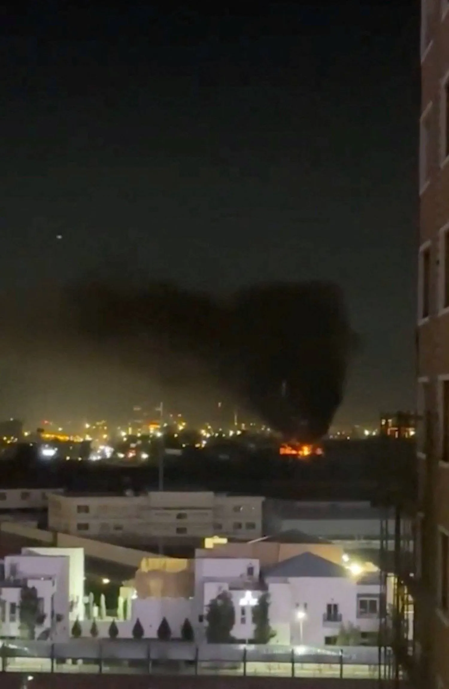 تصاعد الدخان عقب هجوم بطائرة مسيّرة على قنصلية الإمارات في أربيل (رويترز)