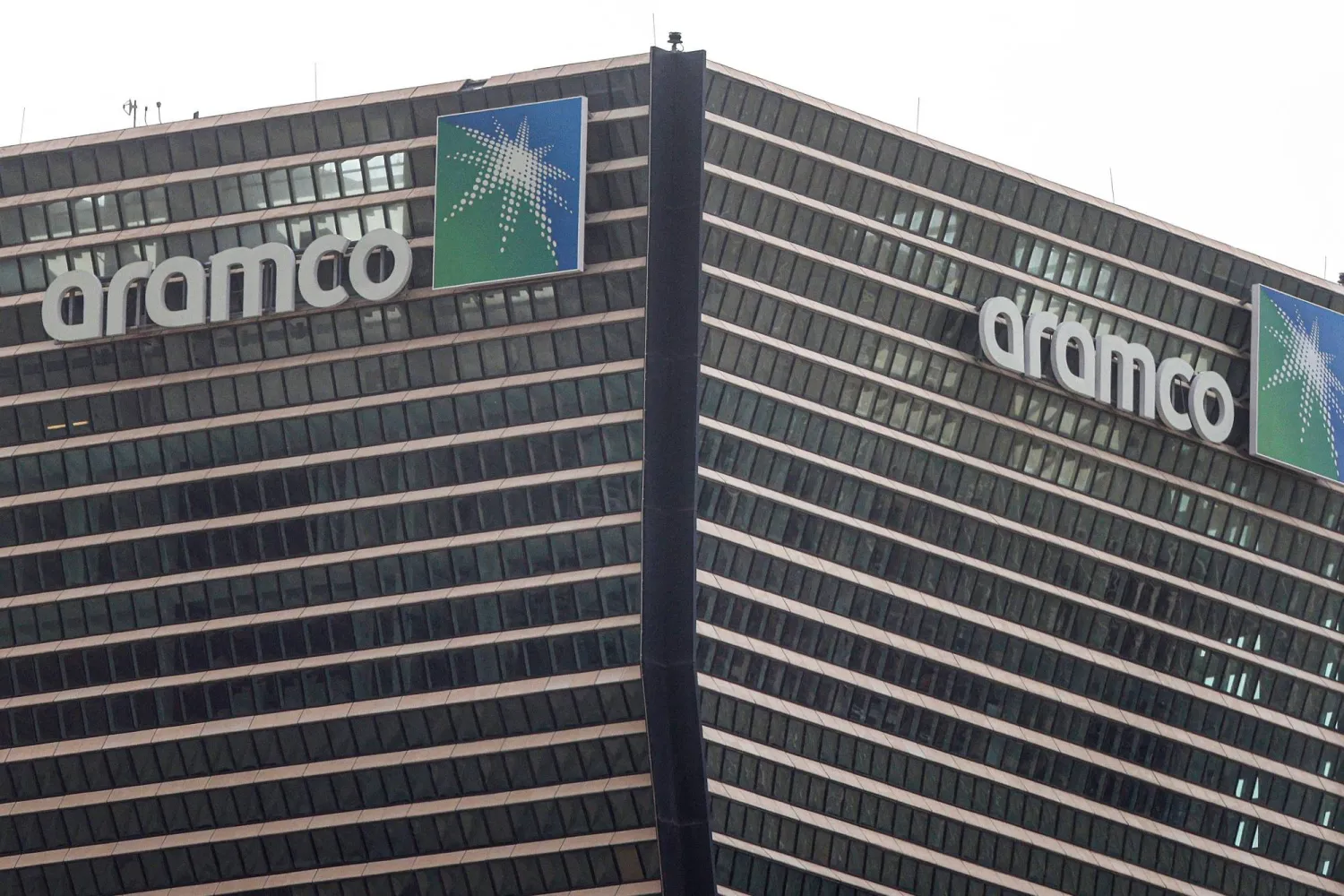 شعار «أرامكو» على مبنى مركز الملك عبد الله المالي في الرياض (أ.ف.ب)