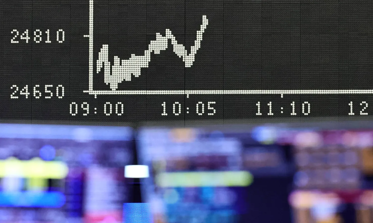 رسم بياني لمؤشر «داكس» الألماني داخل بورصة فرنكفورت (إ.ب.أ)