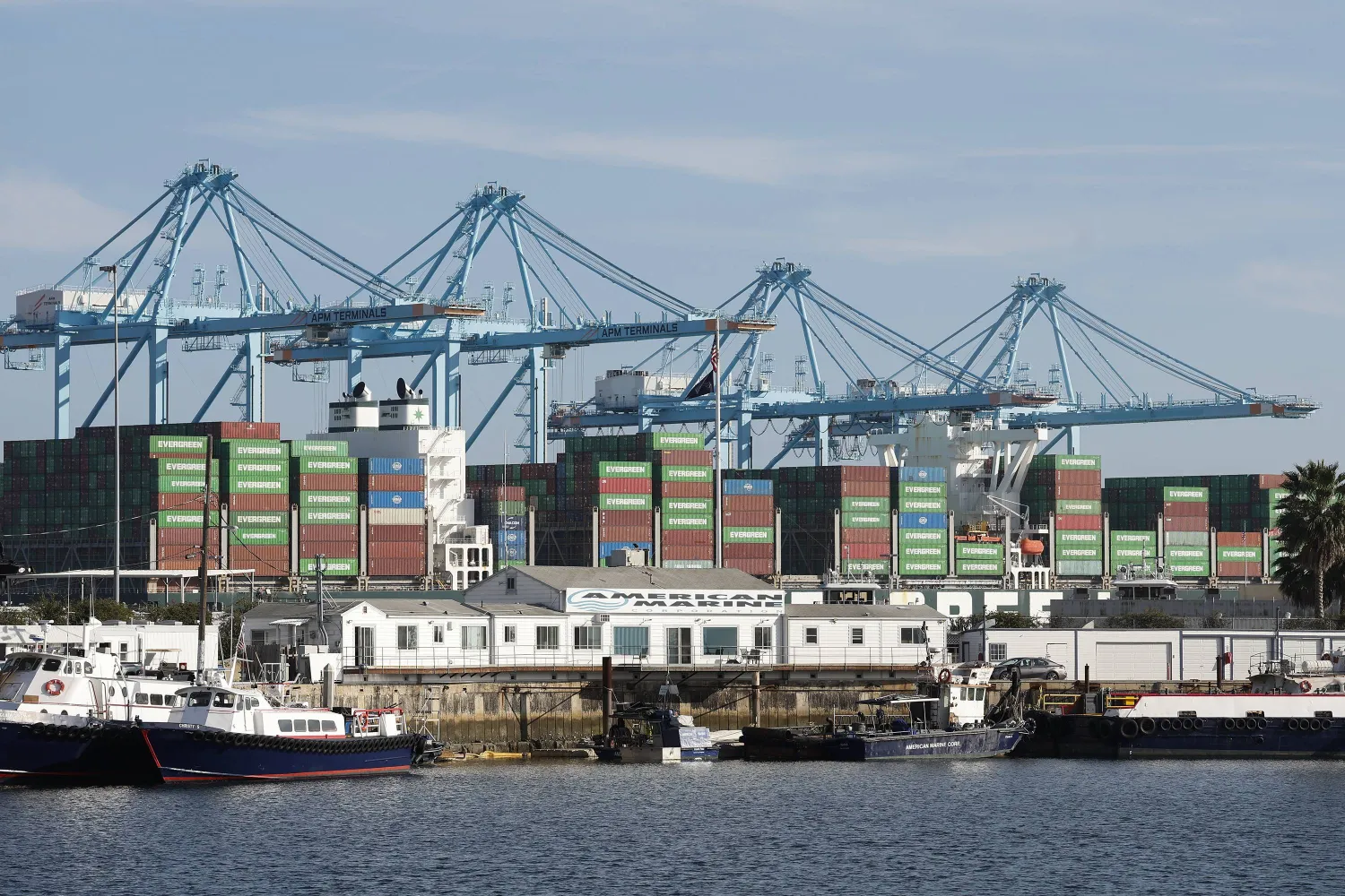 حاويات الشحن في ميناء لوس أنجليس بكاليفورنيا (إ.ب.أ)