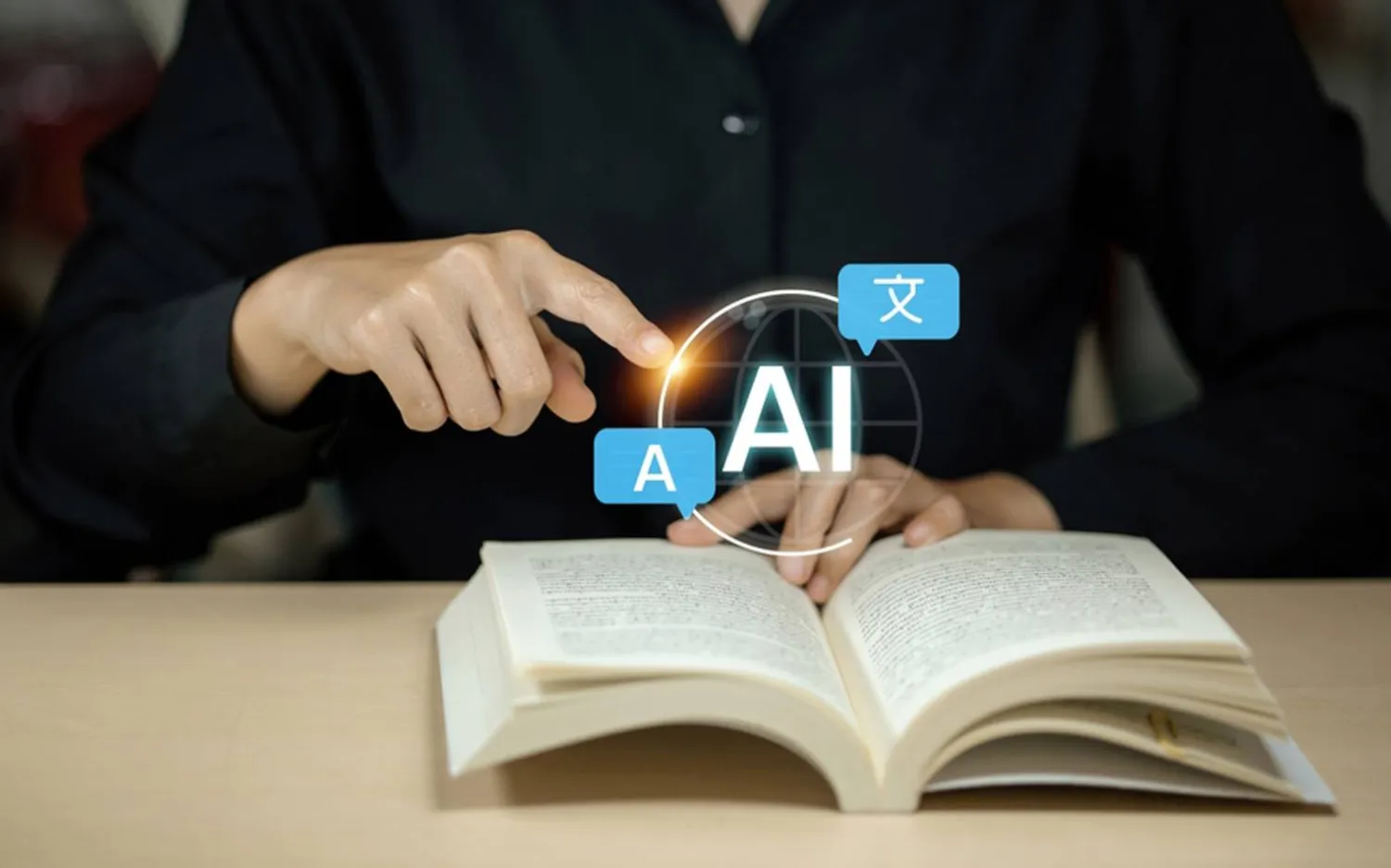 صفحات فارغة تحمل احتجاجاً أدبياً واسعاً (شاترستوك)