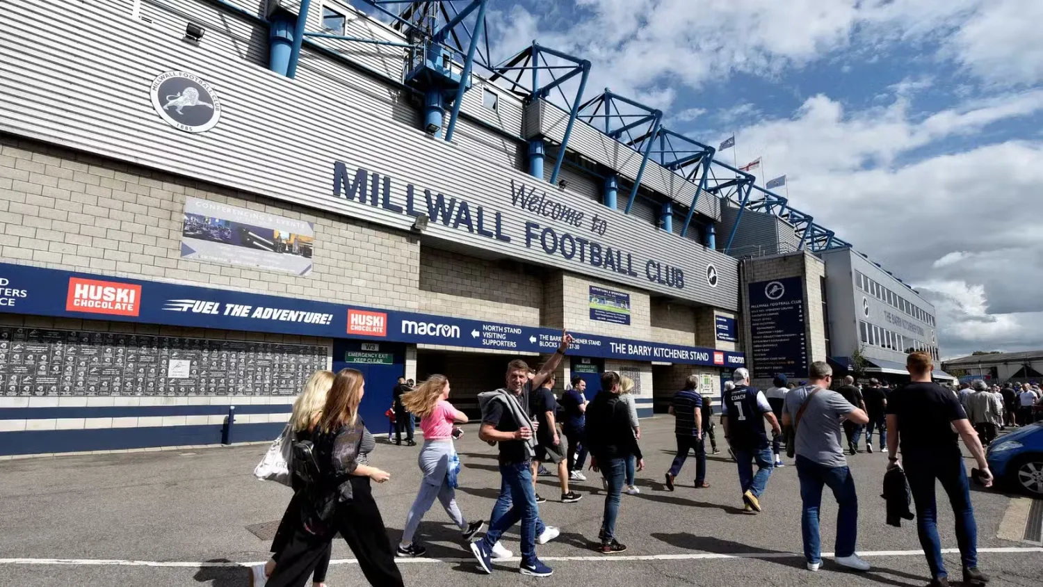 تغريم ميلوول بسبب هتافات مسيئة في كأس الرابطة الإنجليزية (رويترز)