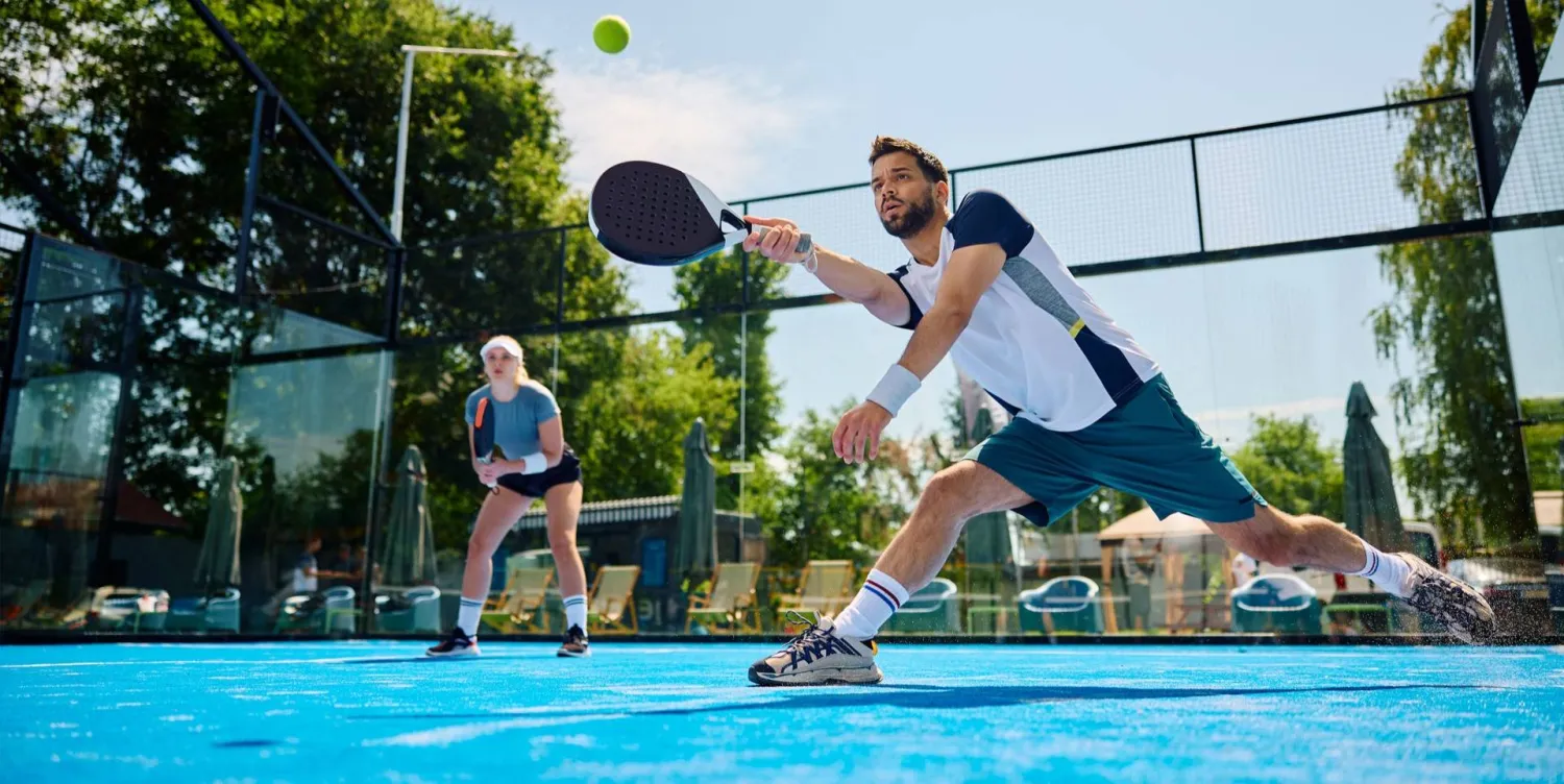 يحظى البادل وهو مزيج بين التنس والاسكواش بشعبية واسعة لدى نجوم عالميين (بادل)