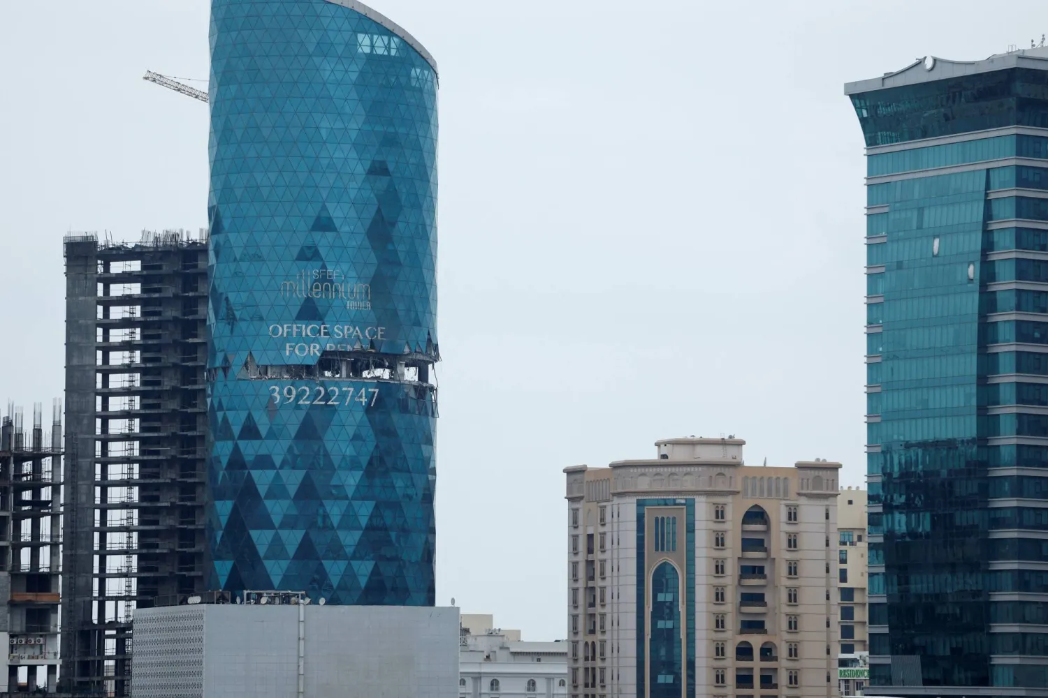 مبنى تضرّر جراء غارة جوية إيرانية بطائرة مُسيرة على العاصمة المنامة (رويترز) 