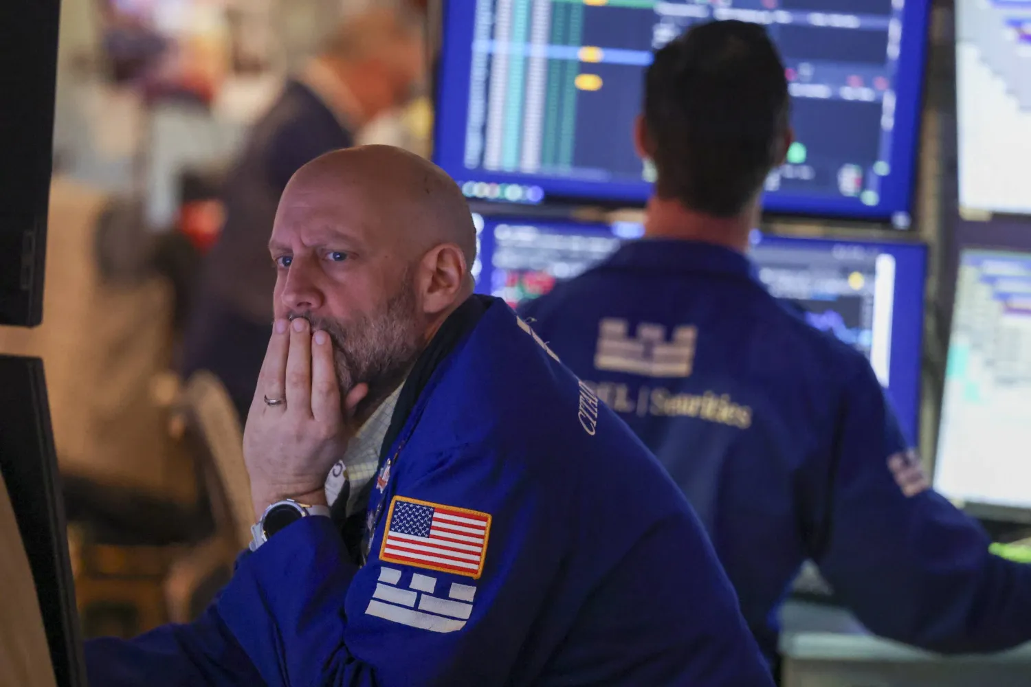 متداول يعمل في بورصة نيويورك (إ.ب.أ)