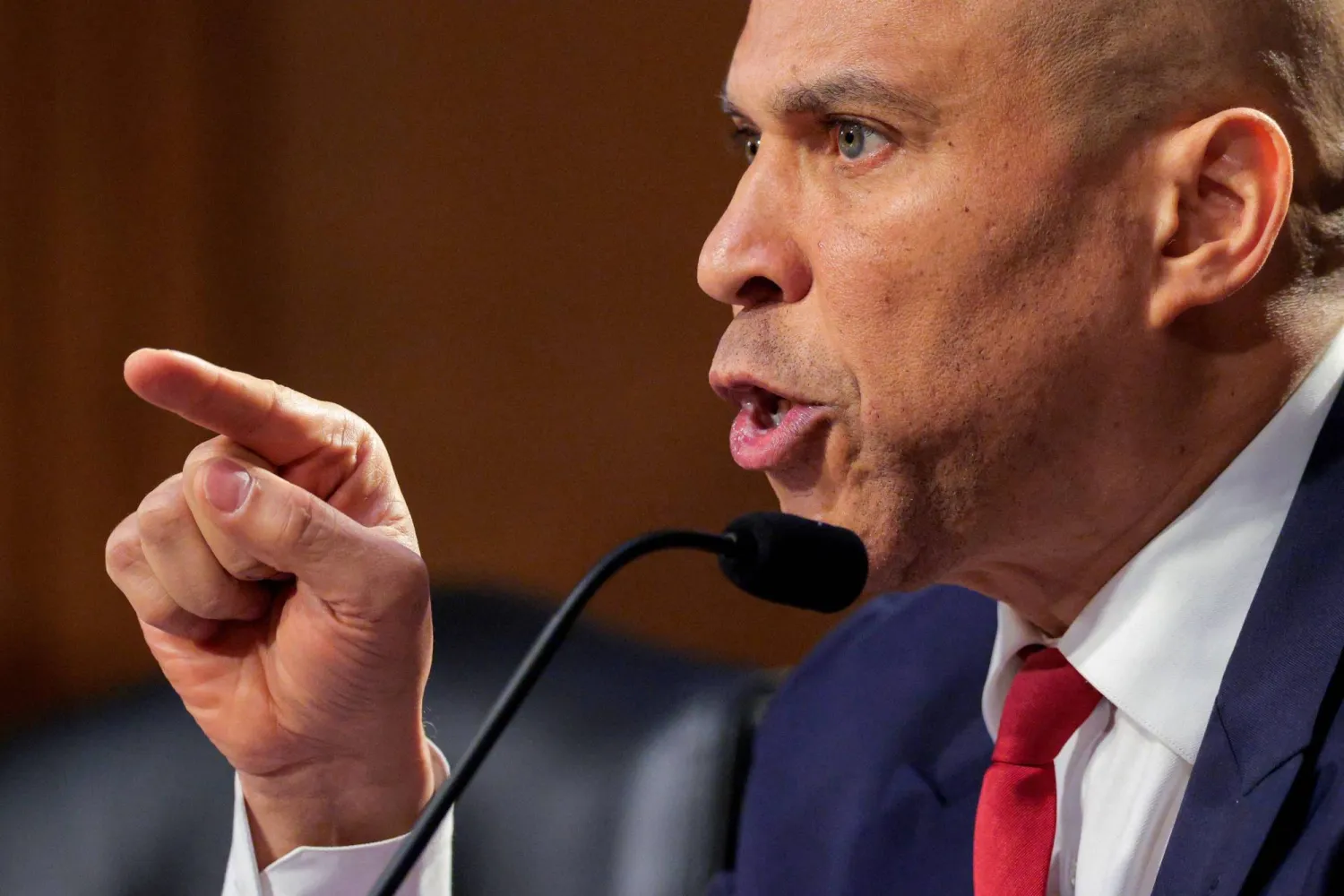 السيناتور الديمقراطي كوري بوكر في جلسة استماع بالكونغرس 3 مارس 2026 (أ.ف.ب)