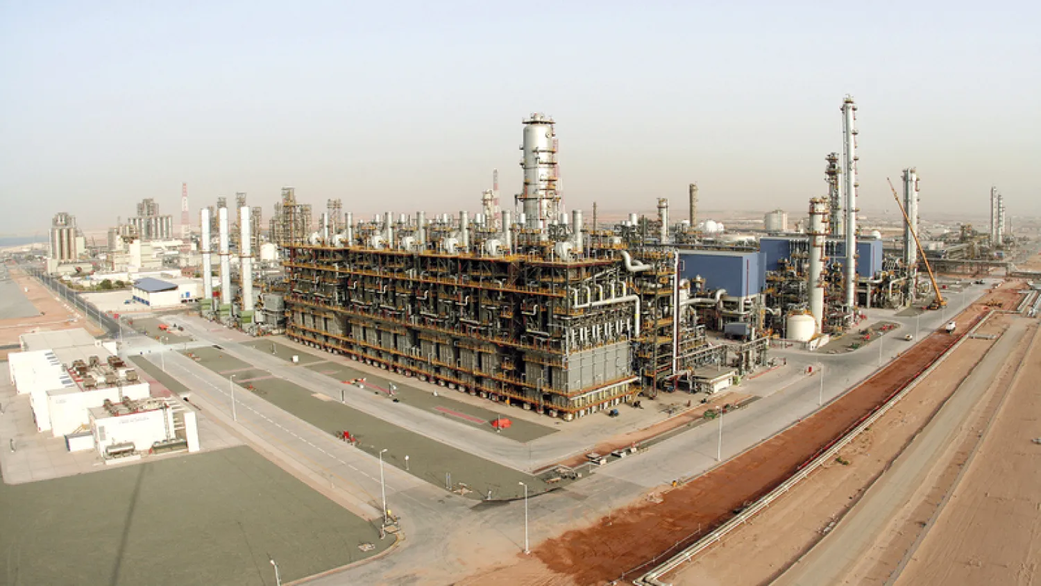 صورة أرشيفية لمجمع الرويس الصناعي في أبوظبي (وام)