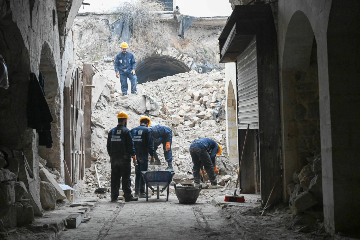 إزالة ركام الأبنية المنهارة نتيجة القصف على مدينة حلب في الحرب (الأمم المتحدة) 