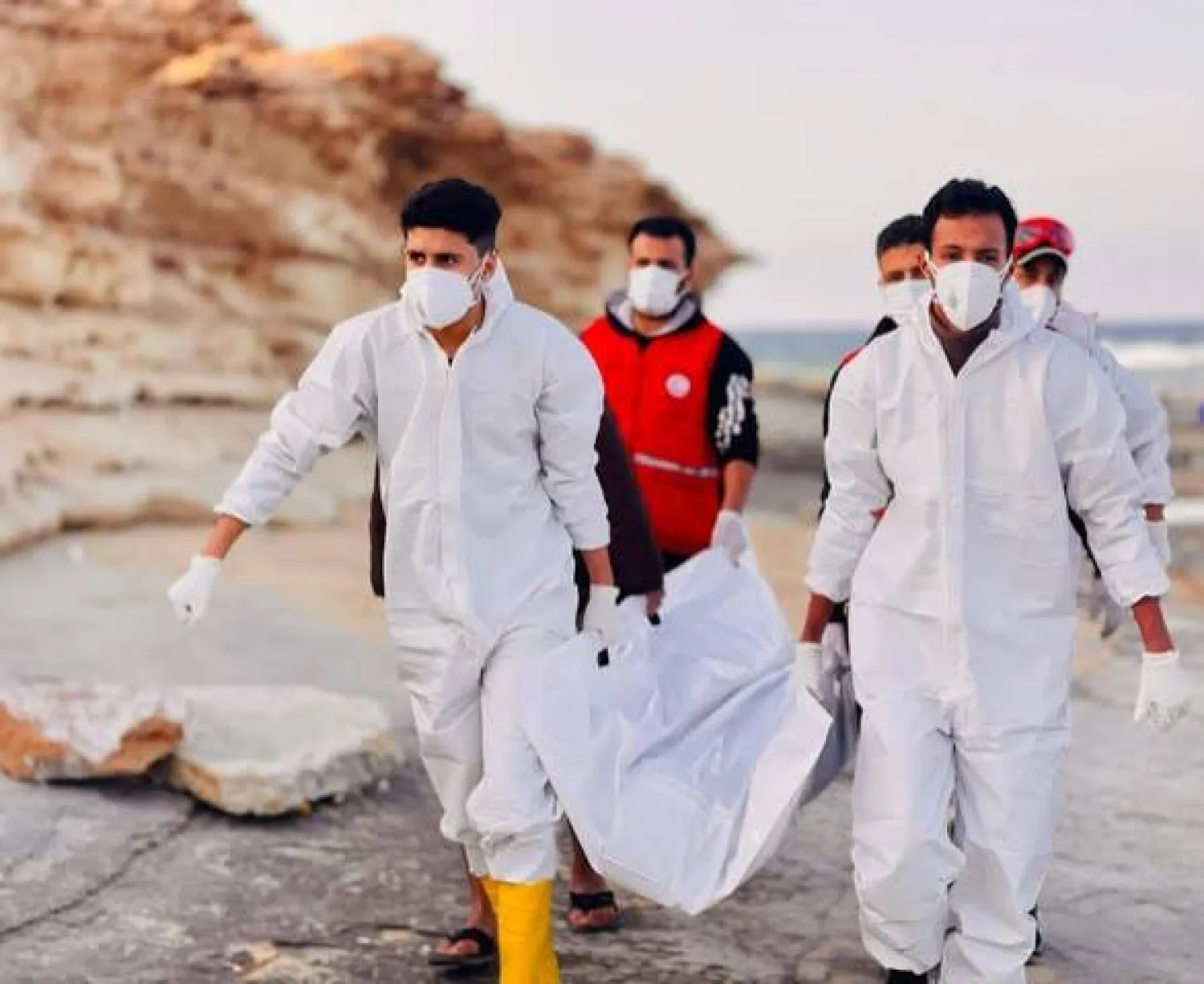 الهلال الأحمر الليبي فرع درنة ينتشل جثة من البحر (الهلال الأحمر)