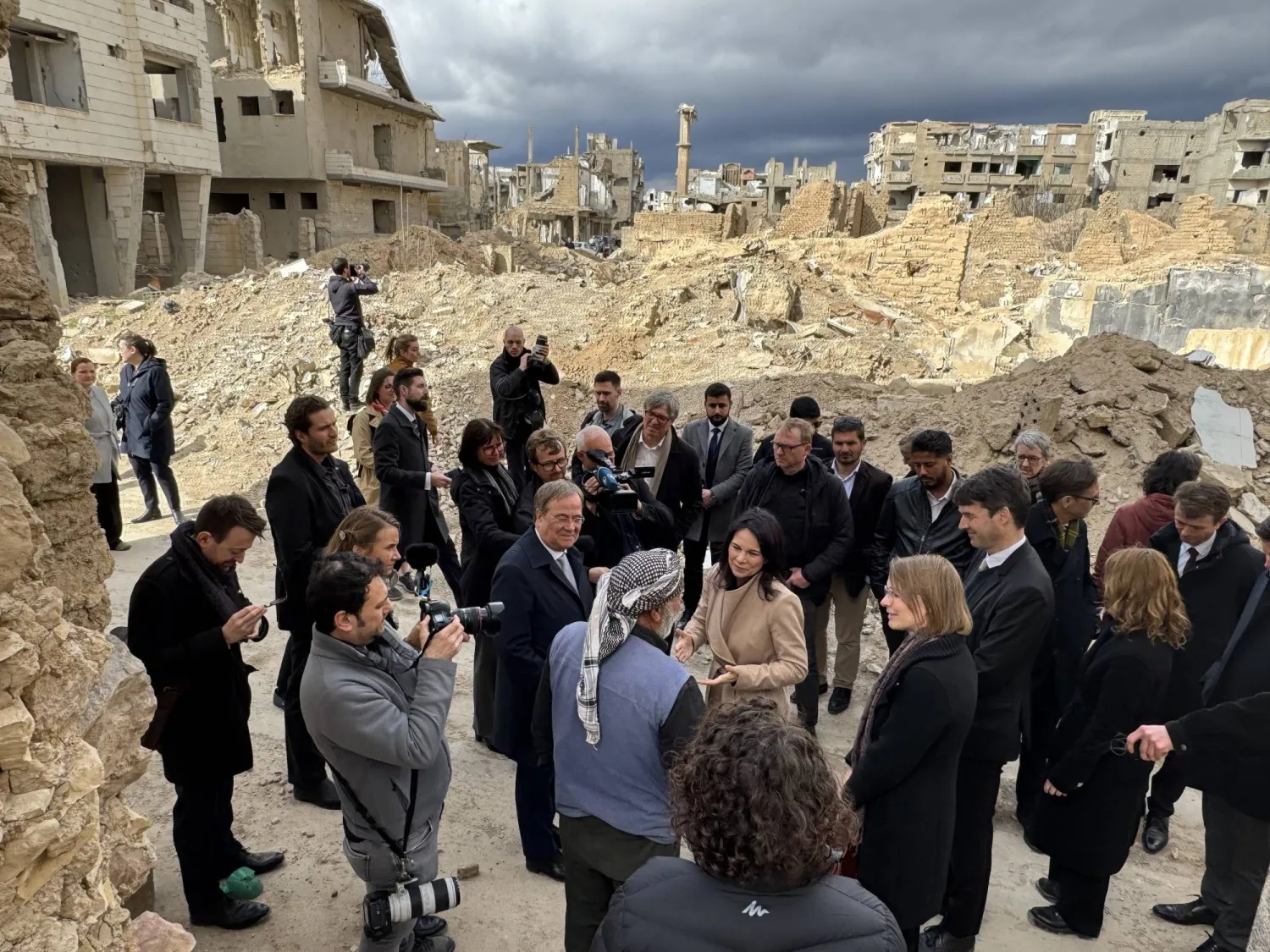 وزيرة الخارجية الألمانية تشكر أبو محمود الذي يشرف على المقبرة المحلية في حي جوبر المدمر بدمشق في الحرب السورية (د.ب.أ)