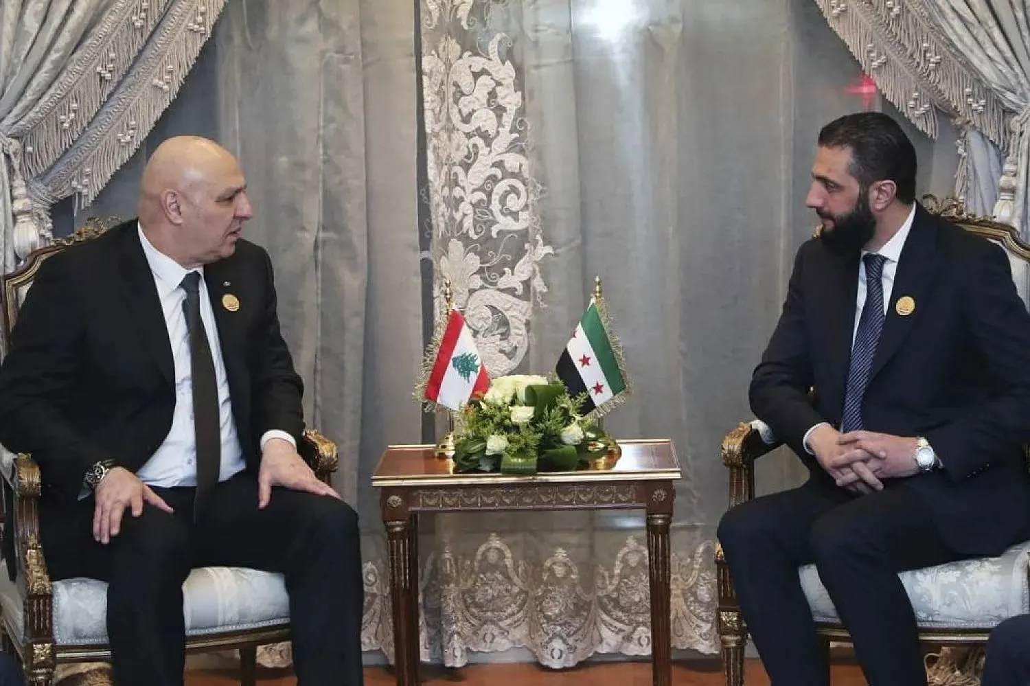 الرئيس اللبناني جوزيف عون يلتقي الرئيس السوري أحمد الشرع خلال القمة العربية في مصر... 4 مارس 2025 (أ.ب)