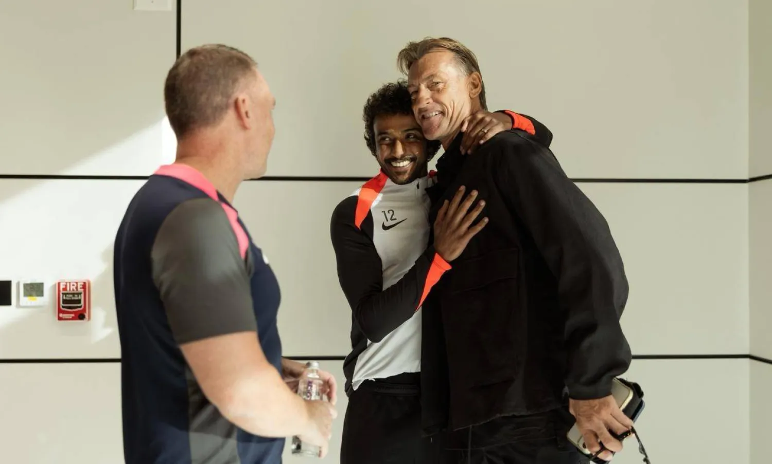 رينارد خلال زيارته للقادسية والتقاء لاعبي «الأخضر» المحتملين (نادي القادسية)