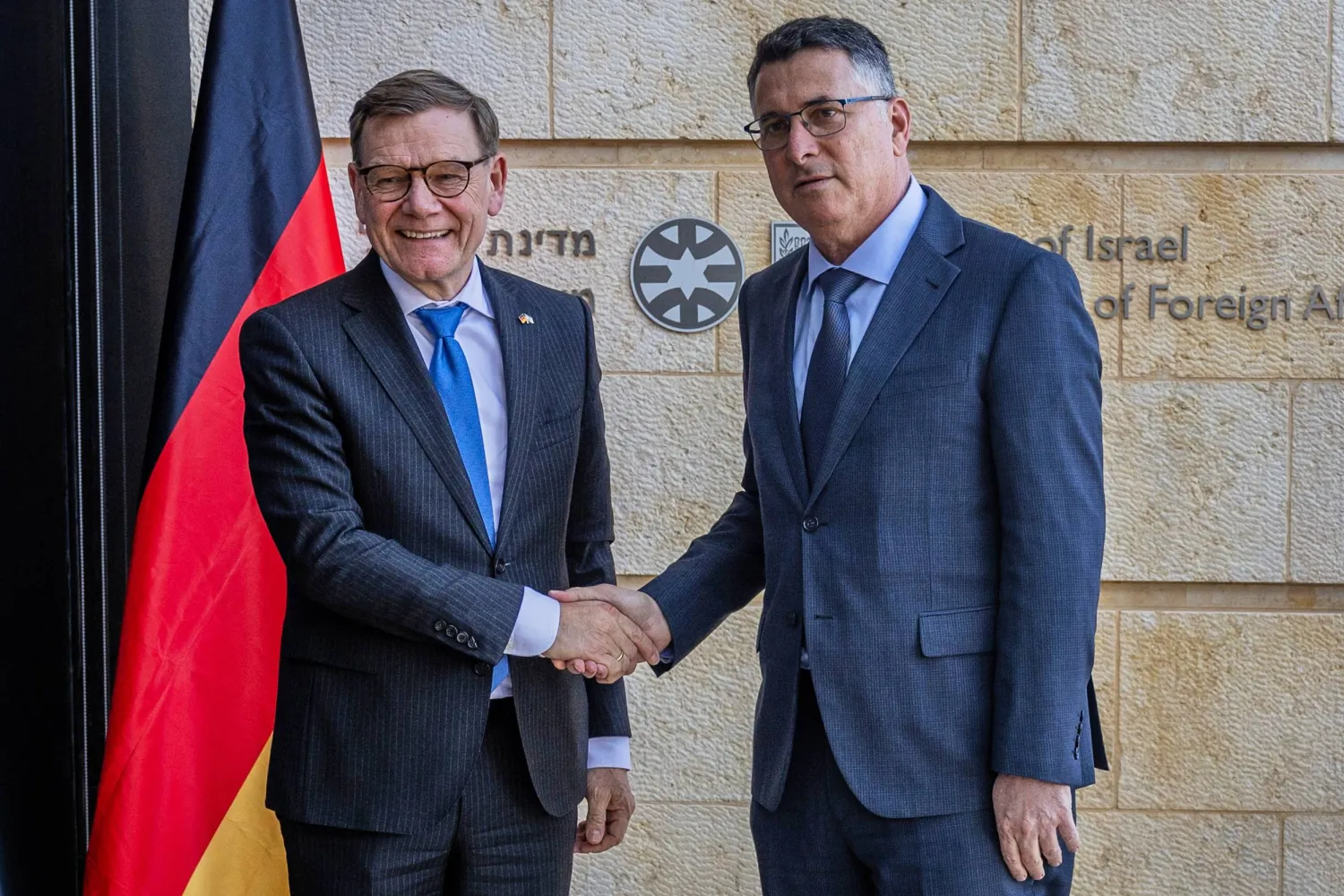 وزير الخارجية الإسرائيلي جدعون ساعر (يمين) يستقبل نظيره الألماني يوهان فاديفول في القدس (أ.ب)