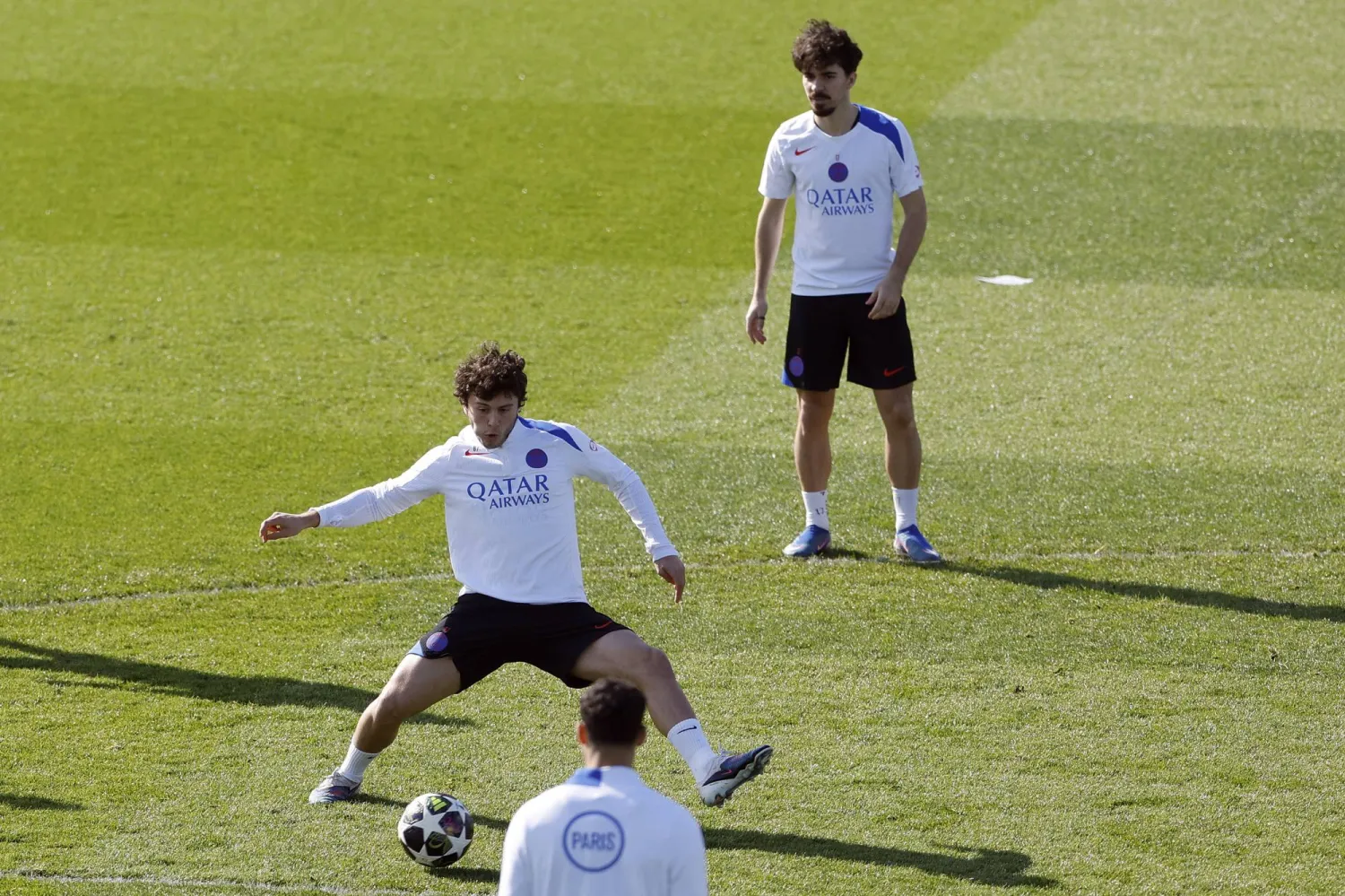 البرتغالي جواو نيفيز لاعب وسط فريق باريس سان جيرمان يتدرب بالكرة (إ.ب.أ)