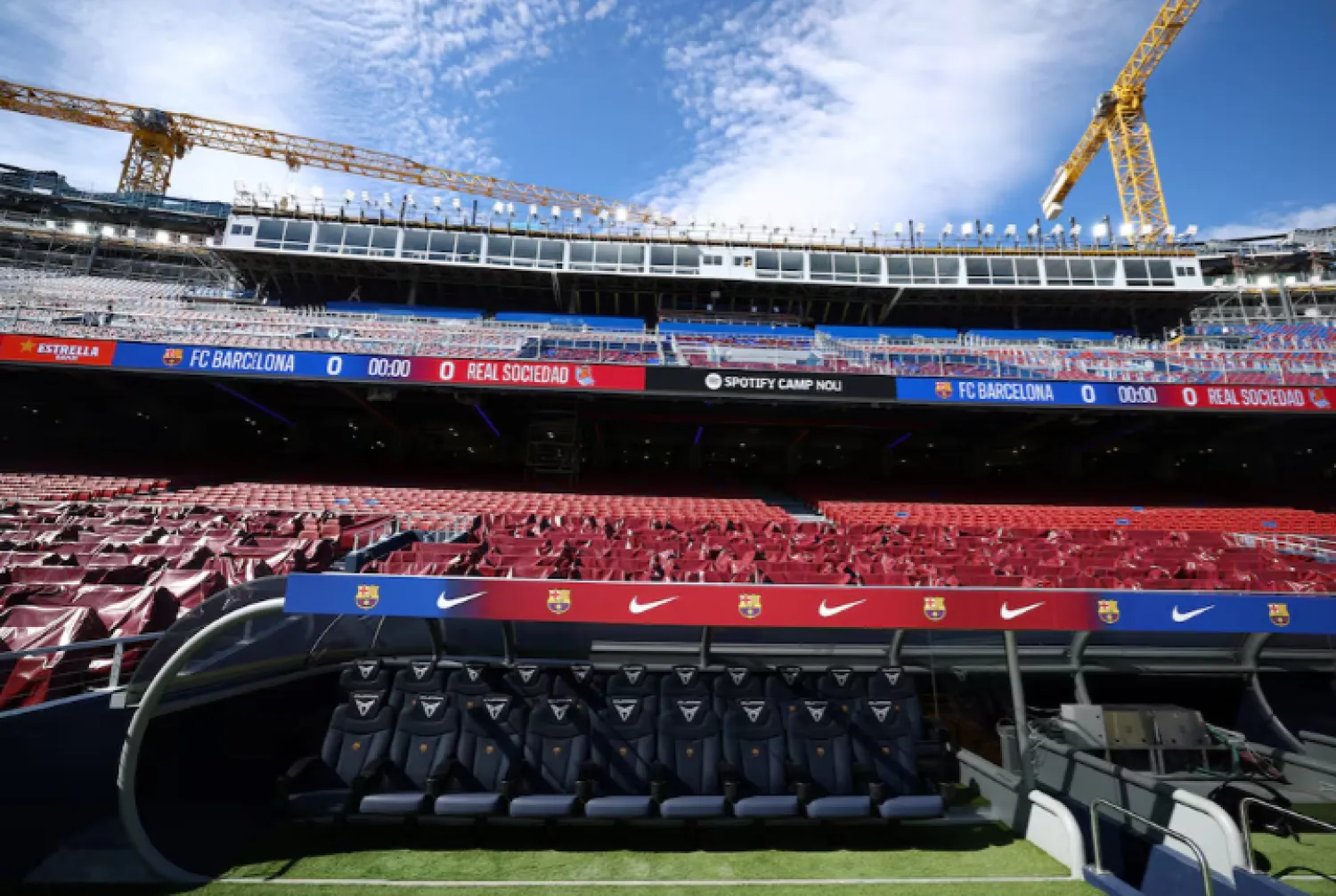 ملعب كامب نو يستعد لزيادة طاقته الاستيعابية (رويترز)