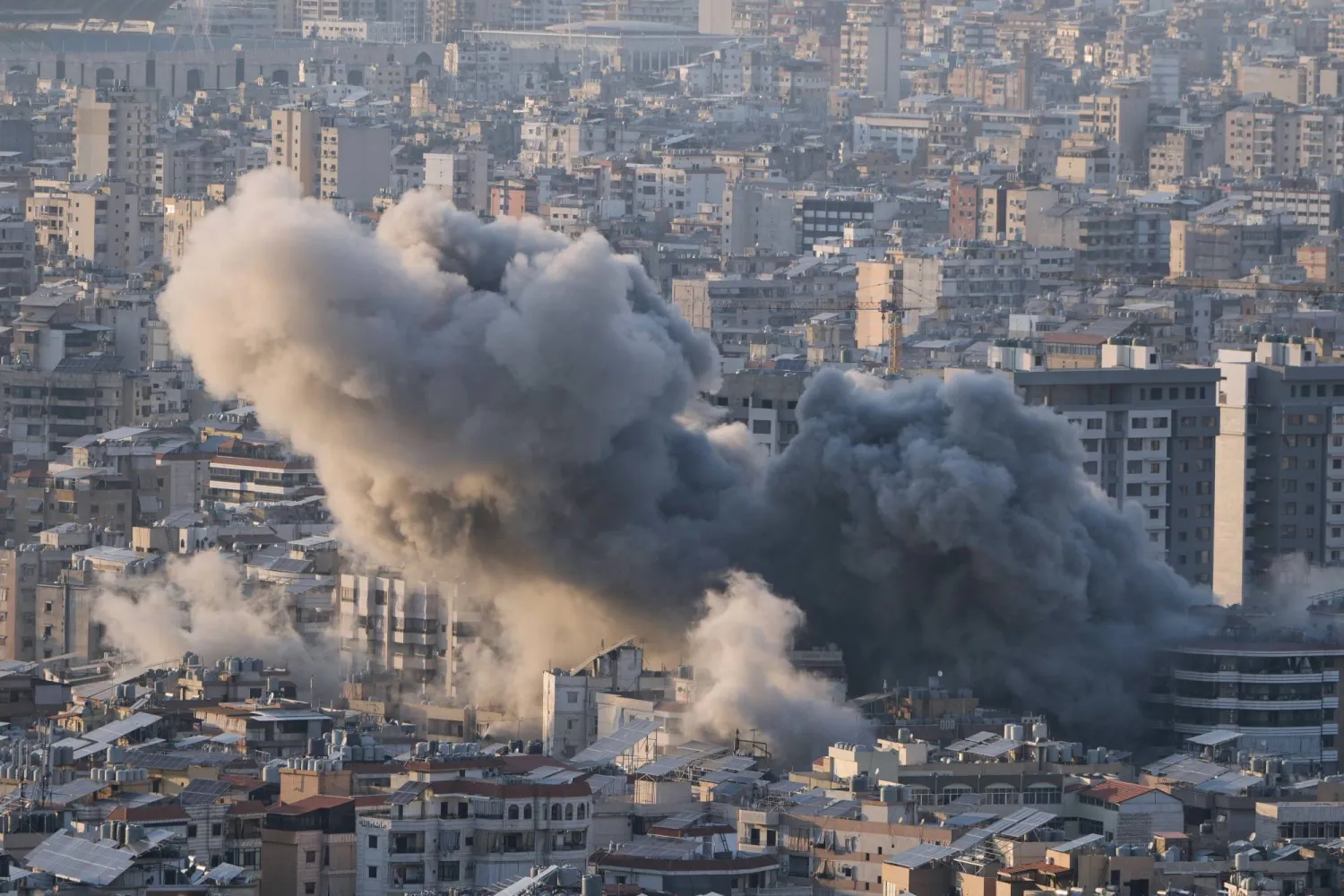 تصاعد الدخان من غارة جوية إسرائيلية في الضاحية الجنوبية لبيروت (أ.ب)