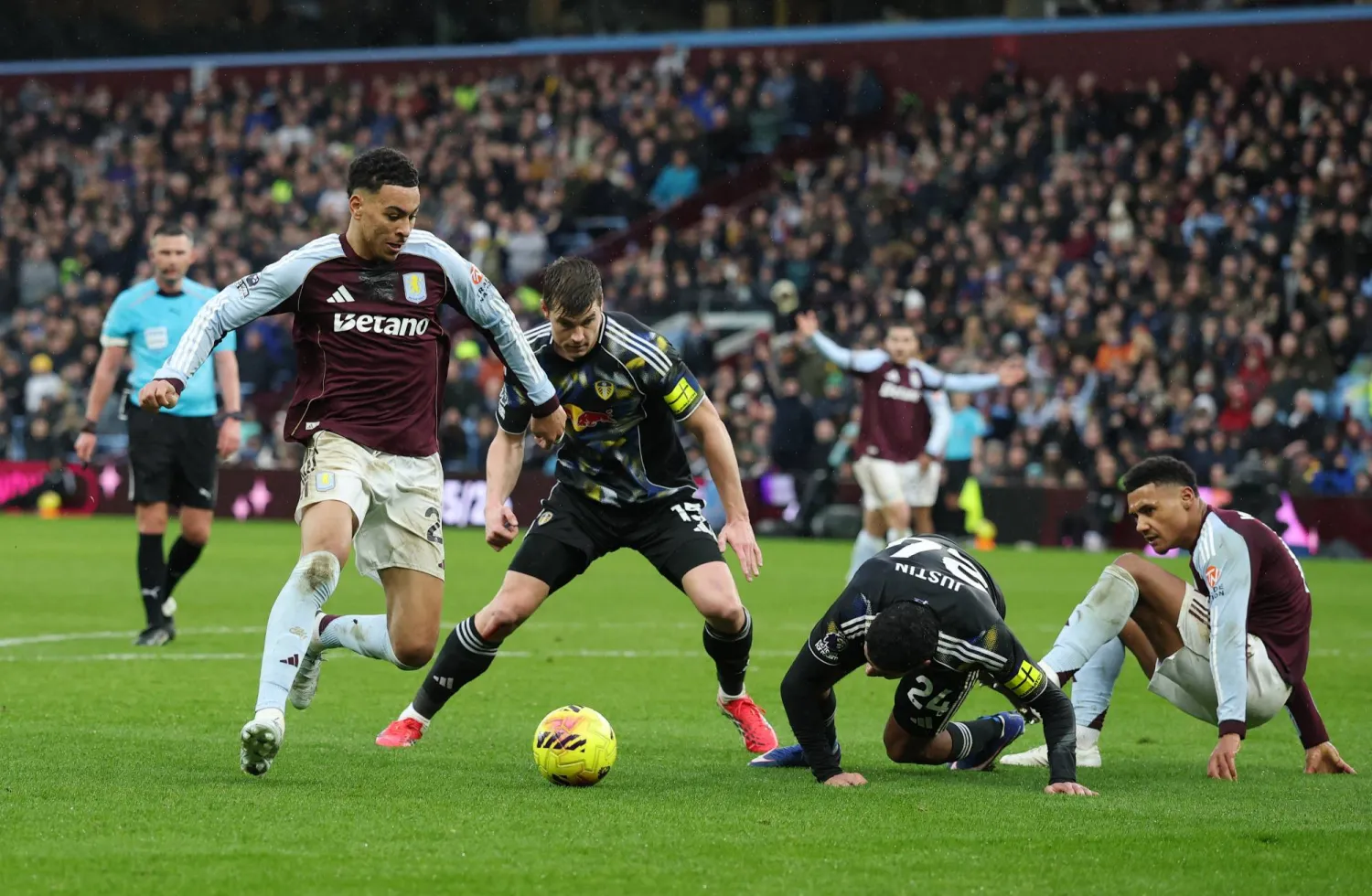 
يحتاج أستون فيلا  لتعويض رحيل محتمل للاعبين بارزين على رأسهم مورغان روجرز (رويترز)
