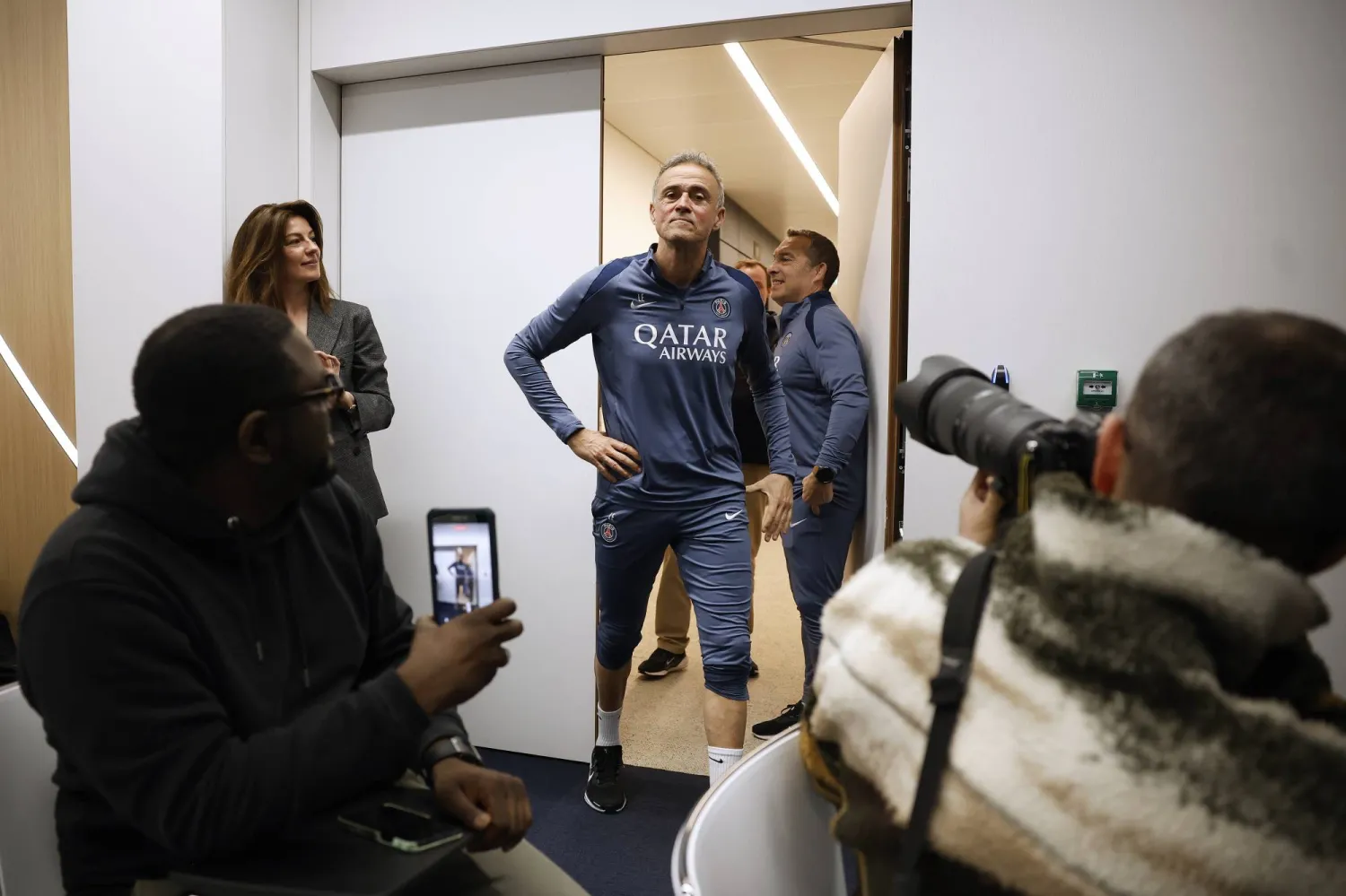 الإسباني لويس إنريكي مدرب باريس سان جيرمان (إ.ب.أ)