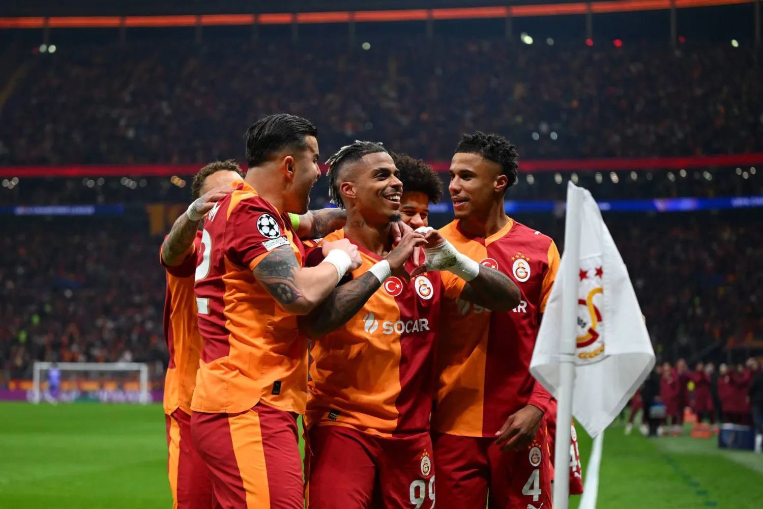 فرحة لاعبي غلاطة سراي التركي بهدف الفوز على ليفربول الإنجليزي (أ.ف.ب) 