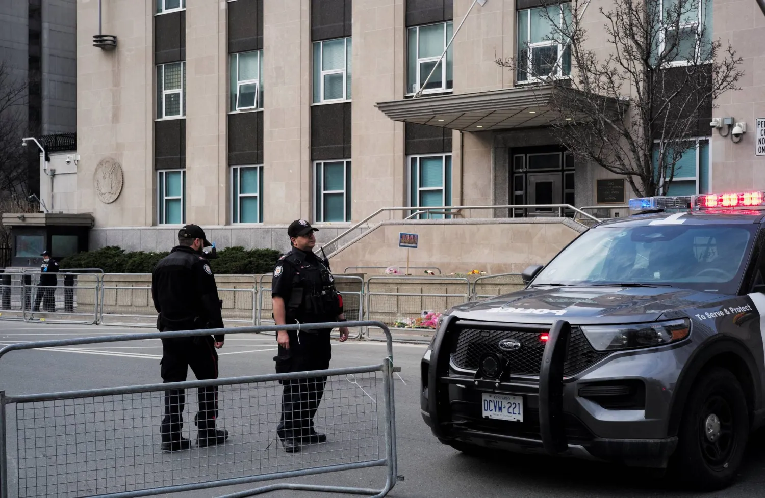 عناصر شرطة يقفون للحراسة في القنصلية الأميركية في تورنتو بكندا 10 مارس 2026 (رويترز)