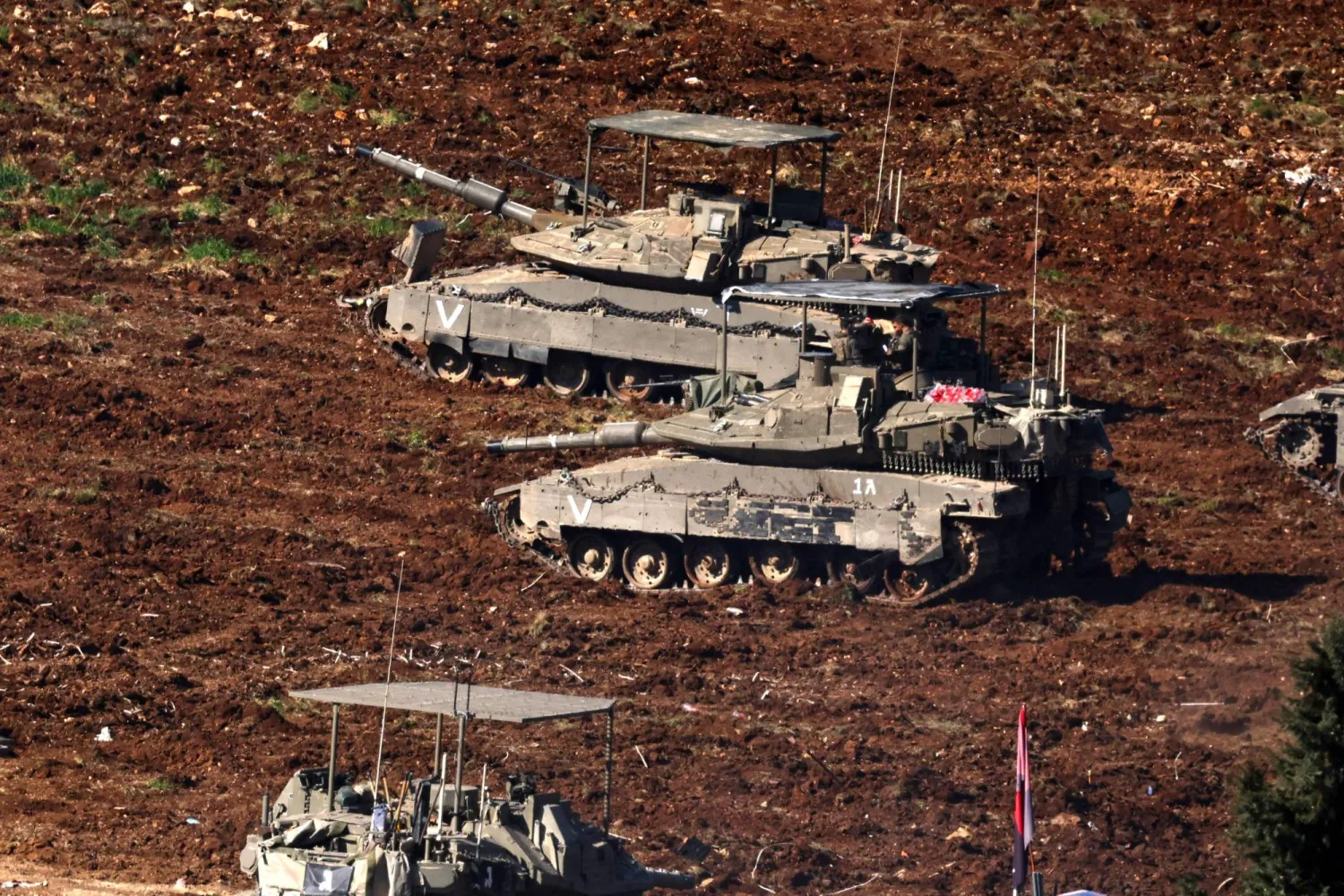 دبابات إسرائيلية تنتشر على الحدود مع لبنان بالجليل الأعلى في ظل الحرب مع «حزب الله» (أ.ف.ب)