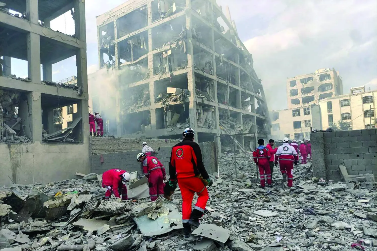 
فرق الإنقاذ تعمل في موقع تضرر جراء غارة جوية أميركية ــ إسرائيلية في «ميدان رسالت» بطهران أمس (د.ب.أ)