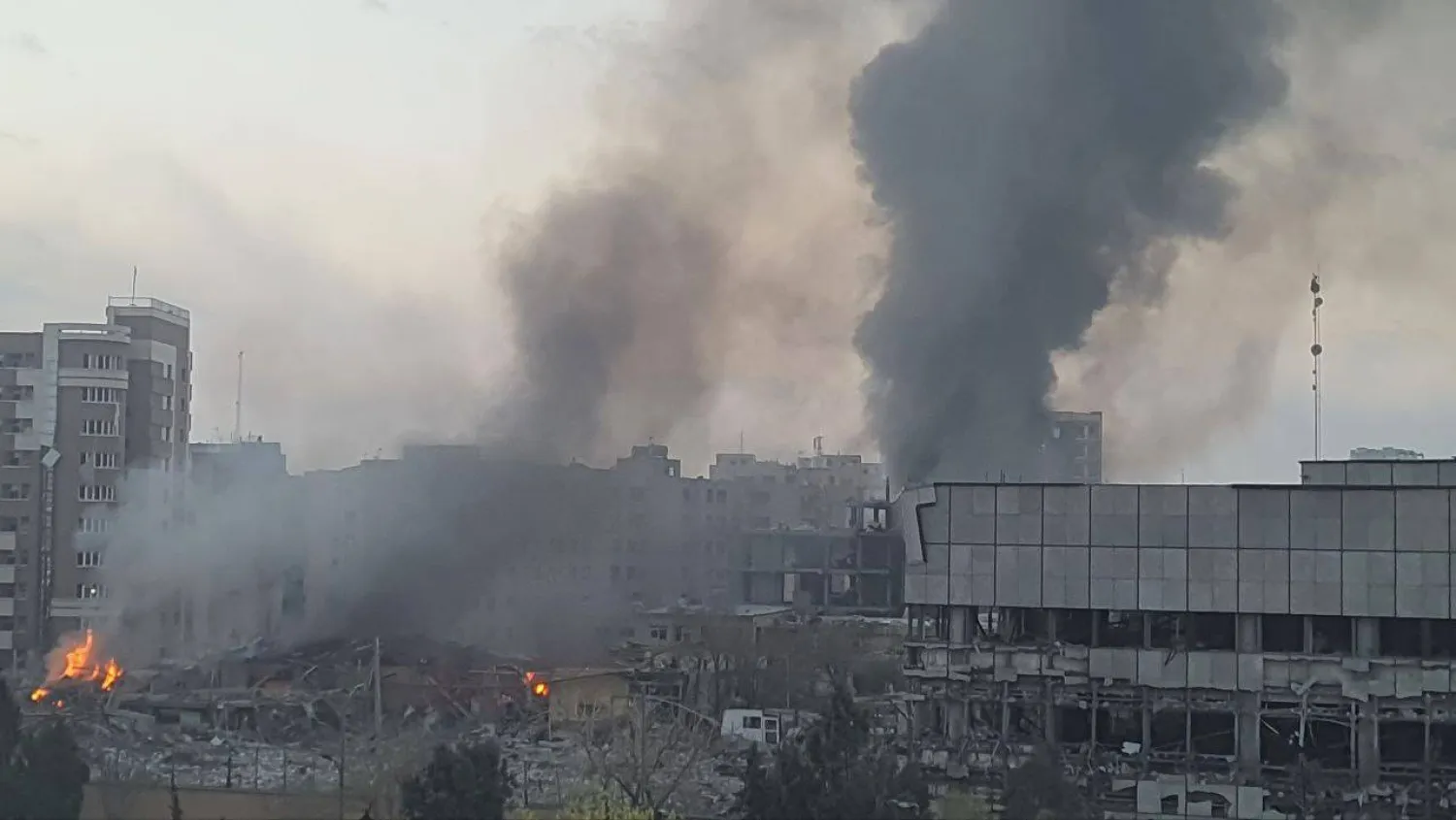 دخان ونيران تتصاعد من منشأة تابعة لوزارة الدفاع في أصفهان الاثنين (شبكات التواصل)