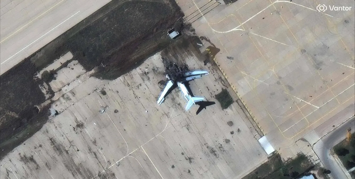 İran'daki bir hava üssüne yapılan hava saldırısının sonucunu gösteren uydu görüntüsü (AFP)