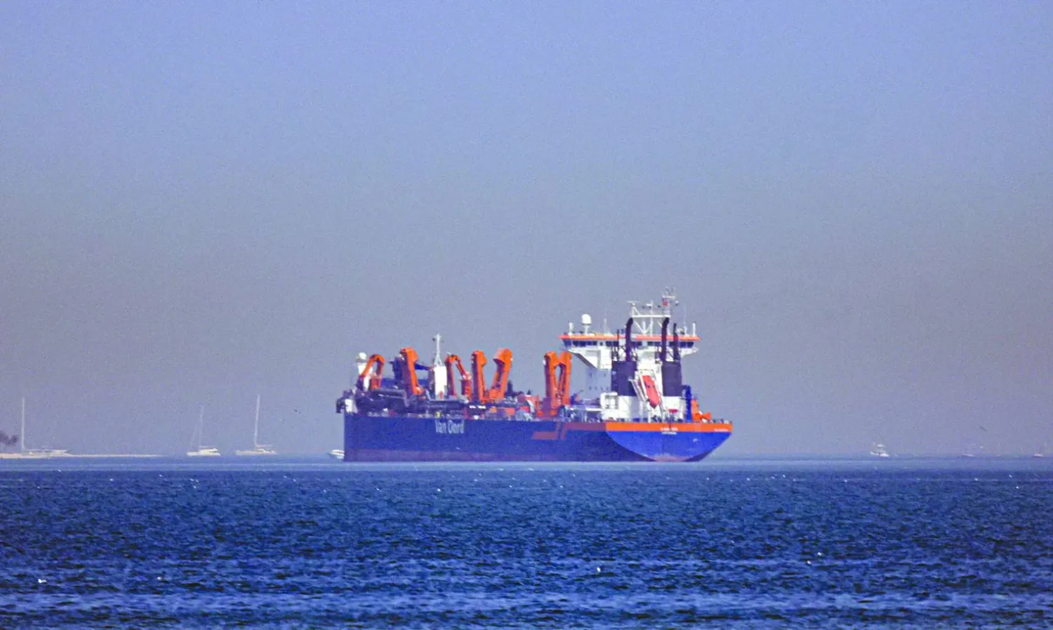 
سفينة راسية قبالة سواحل دبي بعد تهديد إيران بإغلاق مضيق هرمز (إ.ب.أ)