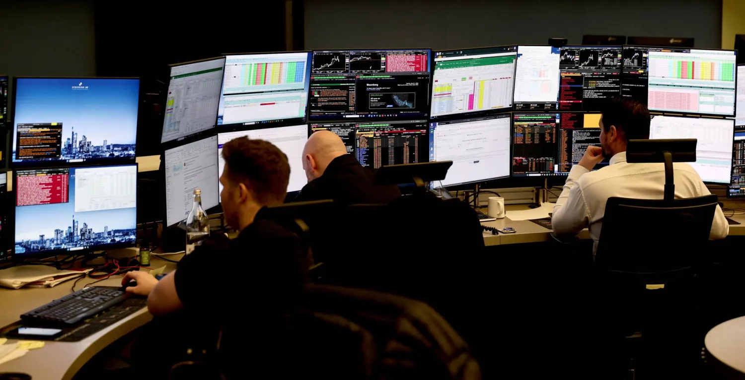 متداولون يعملون داخل بورصة فرانكفورت (إ.ب.أ)