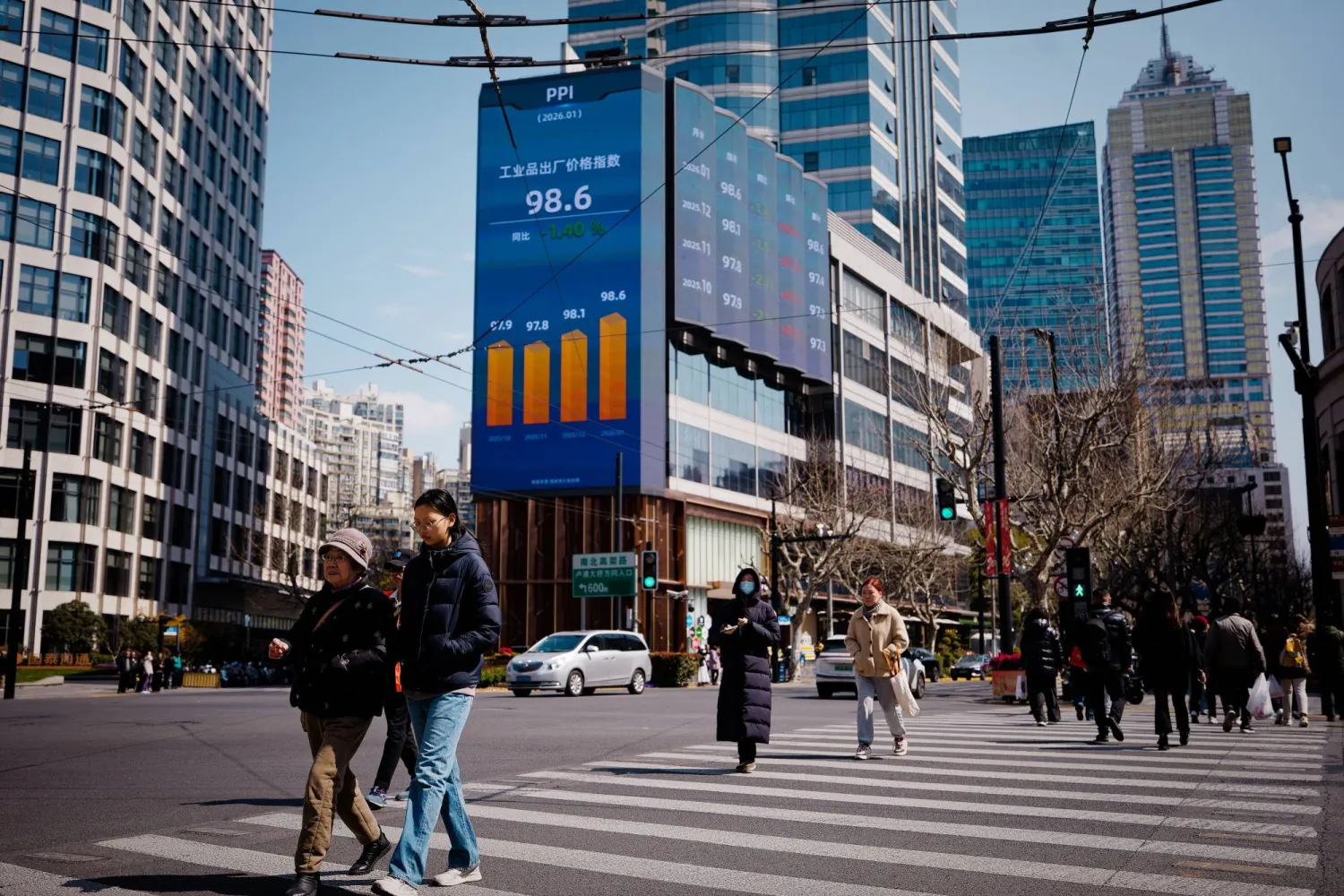 شاشة عملاقة تعرض حركة الأسهم في مدنية شنغهاي الصينية (إ.ب.أ)