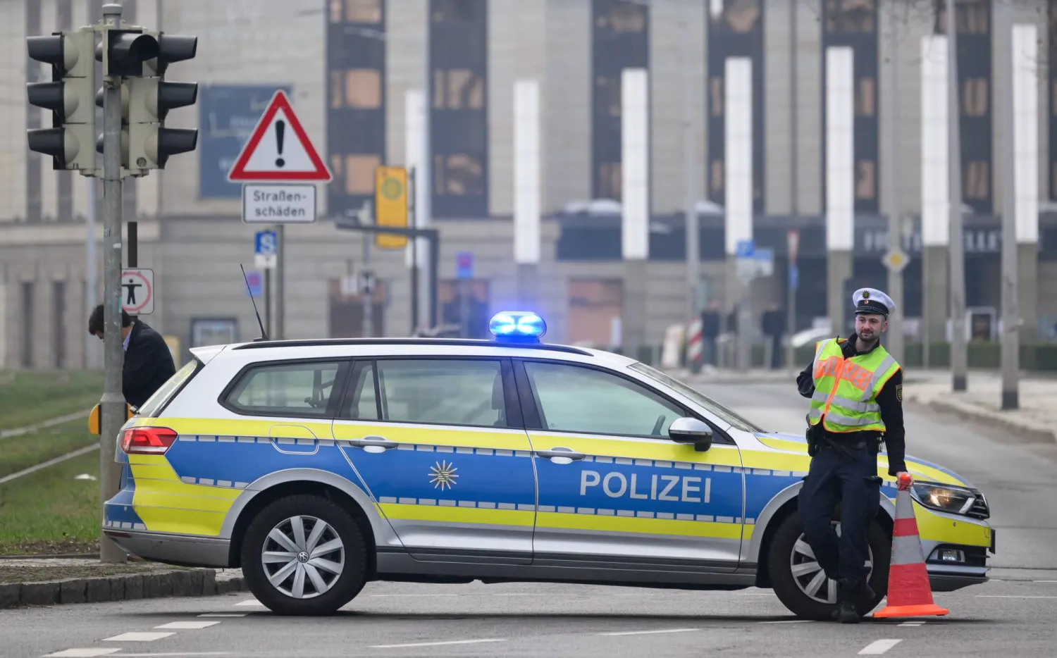  11 March 2026, Saxony, Dresden: A police officer cordoned off Grosse Meissner Strasse at an evacuation of the city center, during an operation to defuse a World War II bomb at the former Carola Bridge. (dpa)